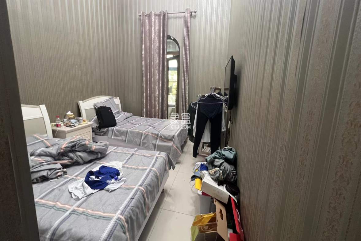 凤凰水城红树湾别墅(新) 5室2厅4卫 1600.0万 凤凰水城红树湾别墅(新) 5室2厅4卫 1600.0万客厅