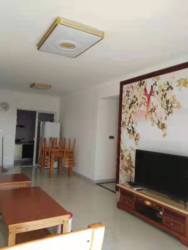 凤凰花苑  3室2厅2卫    300.0万客厅
