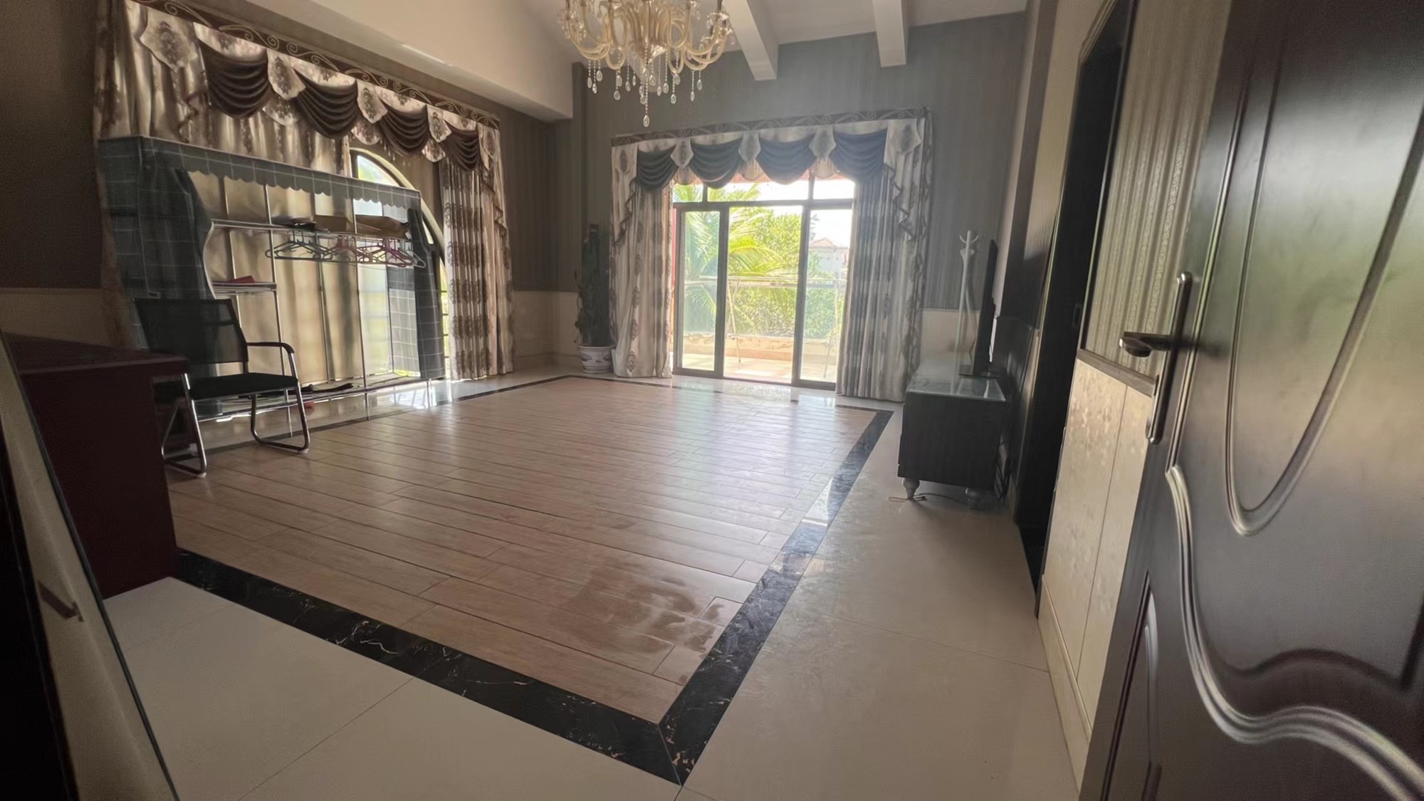 凤凰水城红树湾别墅(新) 5室2厅4卫 1600.0万 凤凰水城红树湾别墅(新) 5室2厅4卫 1600.0万客厅