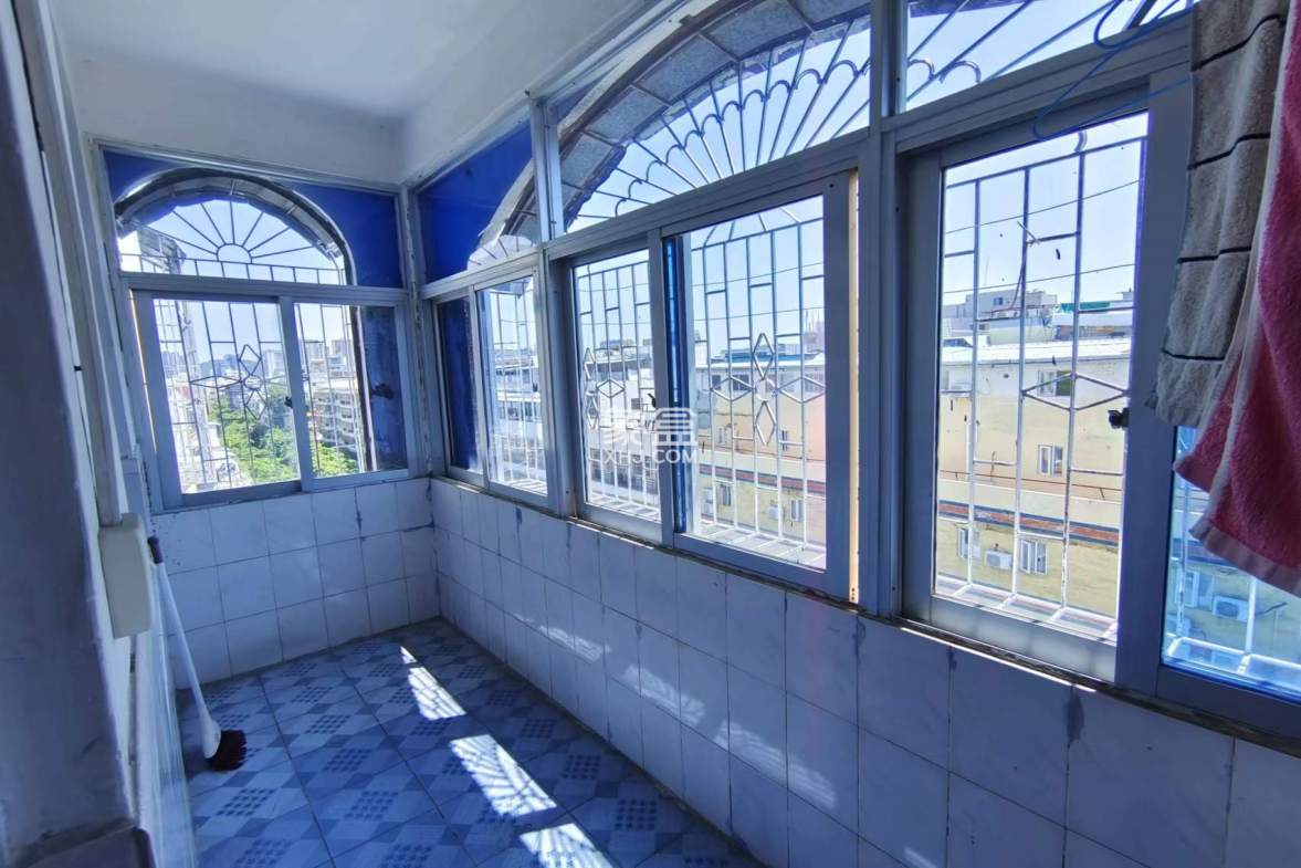 纺织品宿舍 3室2厅2卫 200.0万 纺织品宿舍 3室2厅2卫 200.0万客厅