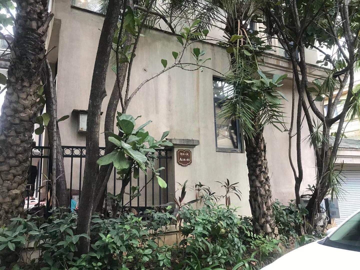 凤凰水城南岸别墅(御景天成) 5室2厅4卫 1150.0万 凤凰水城南岸别墅(御景天成) 5室2厅4卫 1150.0万客厅