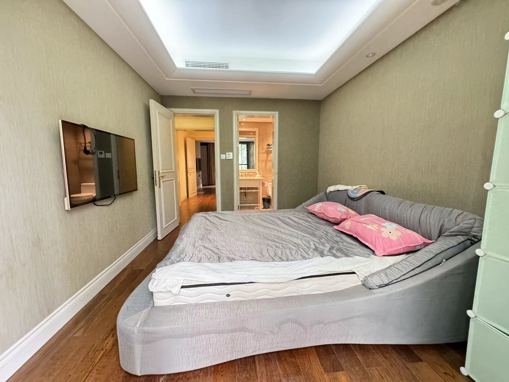 翠屏凤凰水城左岸  4室2厅4卫    1050.0万 翠屏凤凰水城左岸  4室2厅4卫    1050.0万客厅