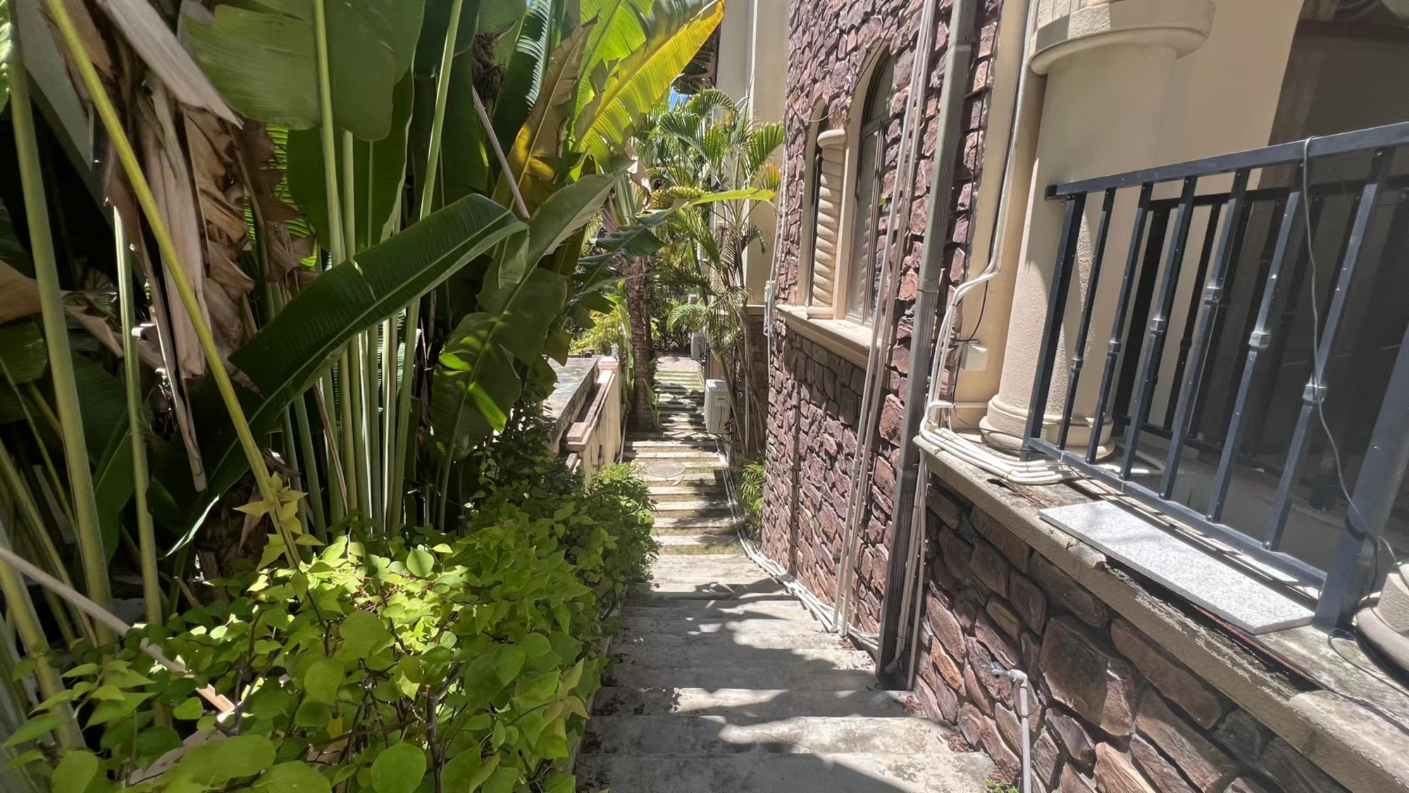 凤凰水城红树湾别墅(新) 5室2厅4卫 1600.0万 凤凰水城红树湾别墅(新) 5室2厅4卫 1600.0万客厅