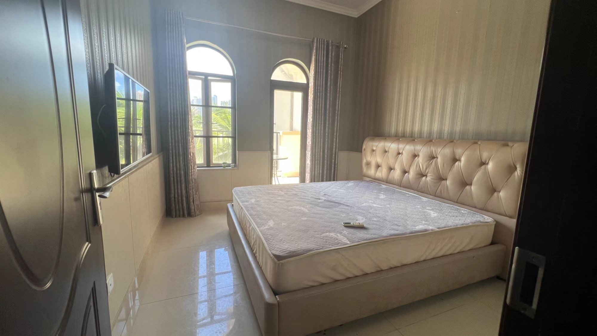 凤凰水城红树湾别墅(新) 5室2厅4卫 1600.0万 凤凰水城红树湾别墅(新) 5室2厅4卫 1600.0万客厅