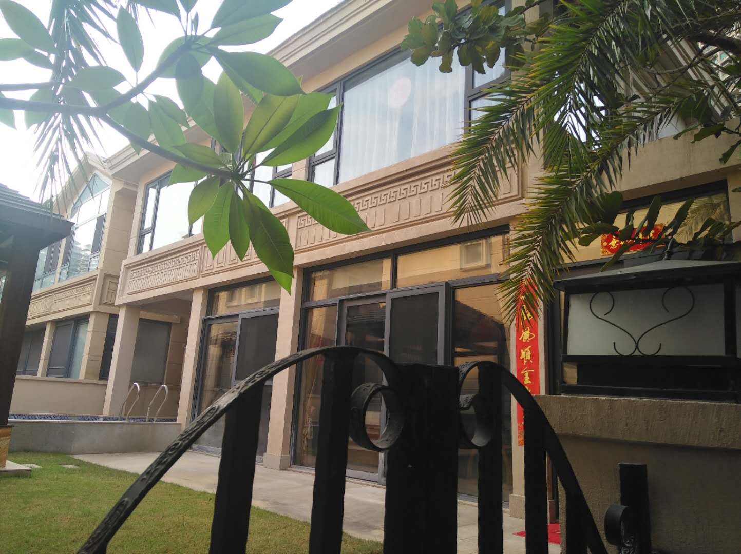 凤凰水城南岸别墅(御景天成) 5室2厅4卫 1150.0万 凤凰水城南岸别墅(御景天成) 5室2厅4卫 1150.0万客厅