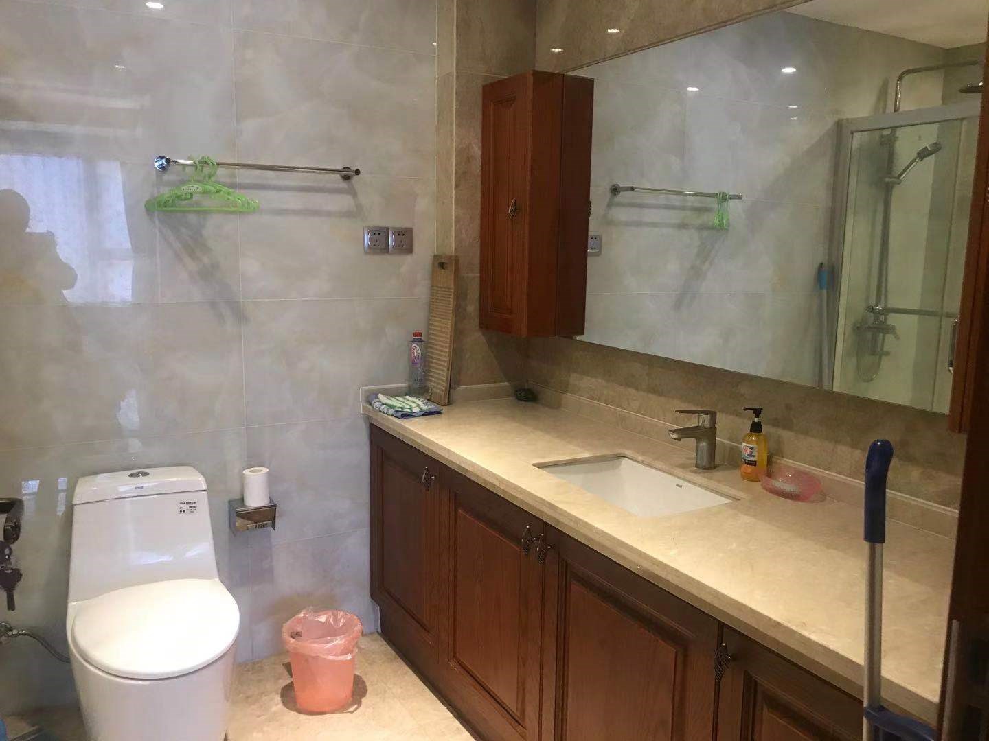 凤凰水城南岸别墅(御景天成) 5室2厅4卫 1150.0万 凤凰水城南岸别墅(御景天成) 5室2厅4卫 1150.0万客厅