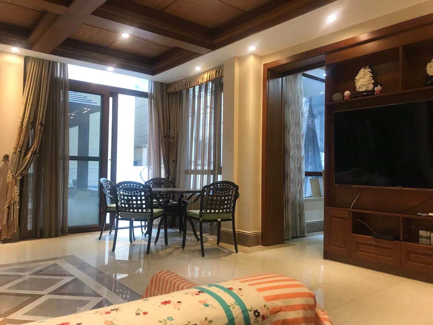 凤凰水城南岸别墅(御景天成) 5室2厅4卫 1150.0万 凤凰水城南岸别墅(御景天成) 5室2厅4卫 1150.0万客厅