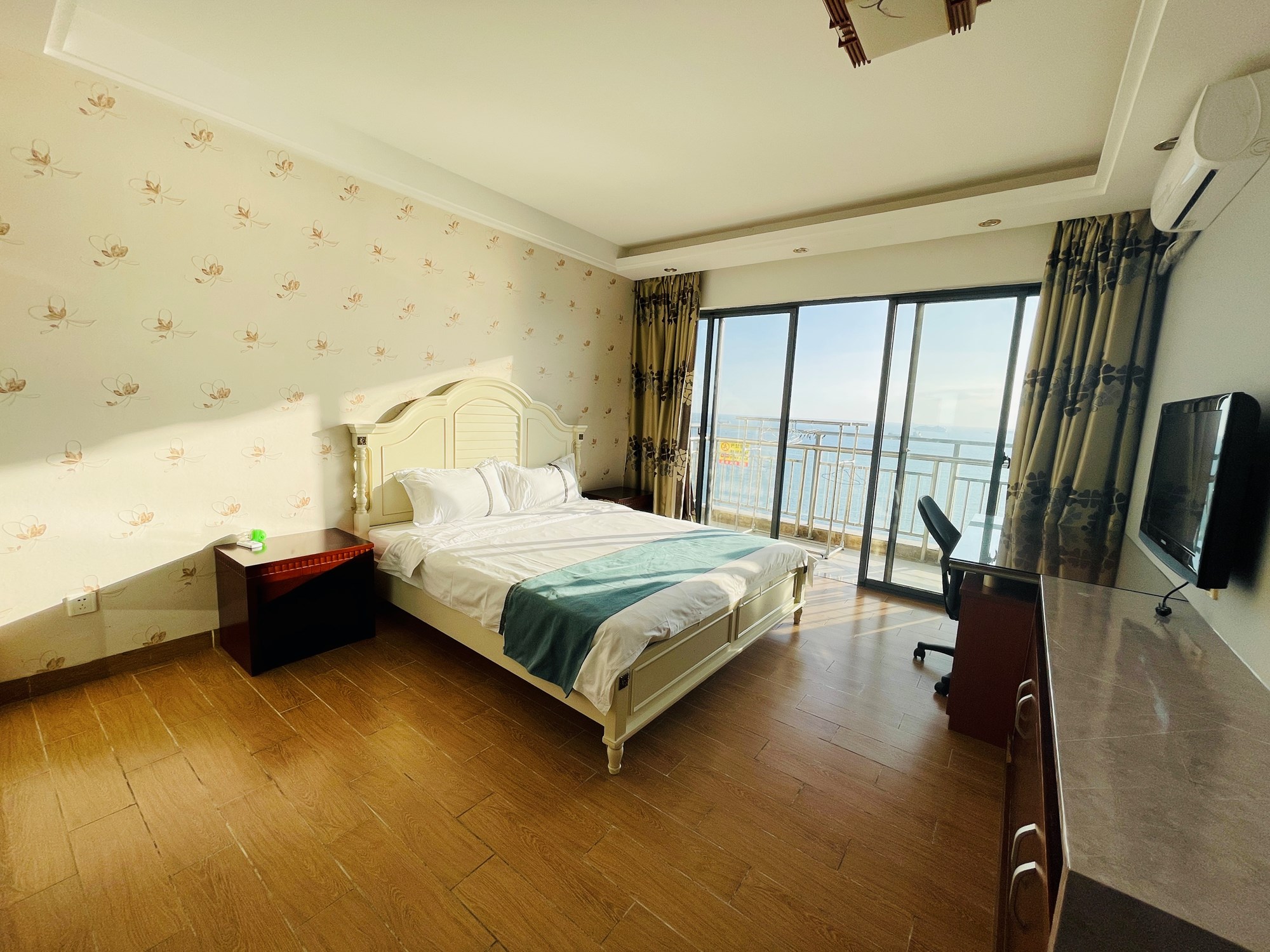 兰海花园三期 3室2厅2卫 1500.0万 兰海花园三期 3室2厅2卫 1500.0万客厅