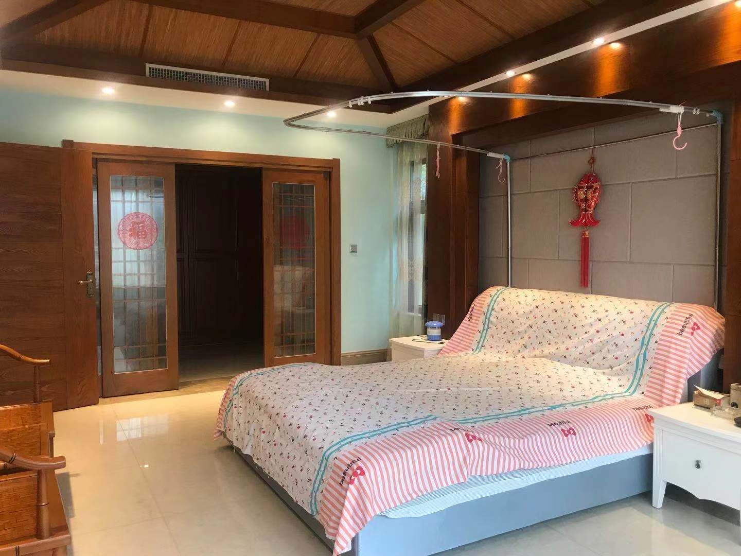 凤凰水城南岸别墅(御景天成) 5室2厅4卫 1150.0万 凤凰水城南岸别墅(御景天成) 5室2厅4卫 1150.0万客厅