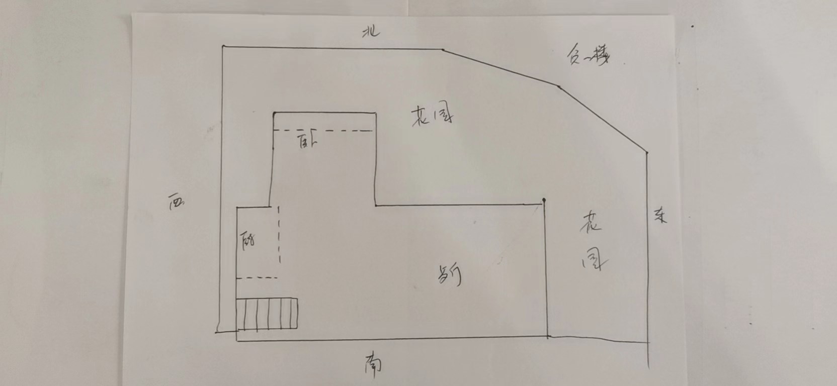 凤凰水城红树湾别墅(新)  3室2厅2卫   3500.00万客厅