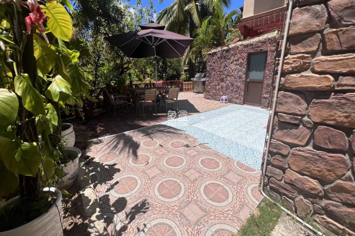 凤凰水城红树湾别墅(新) 5室2厅4卫 1600.0万 凤凰水城红树湾别墅(新) 5室2厅4卫 1600.0万客厅