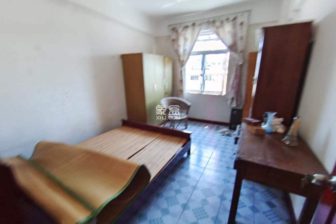 纺织品宿舍 3室2厅2卫 200.0万 纺织品宿舍 3室2厅2卫 200.0万客厅