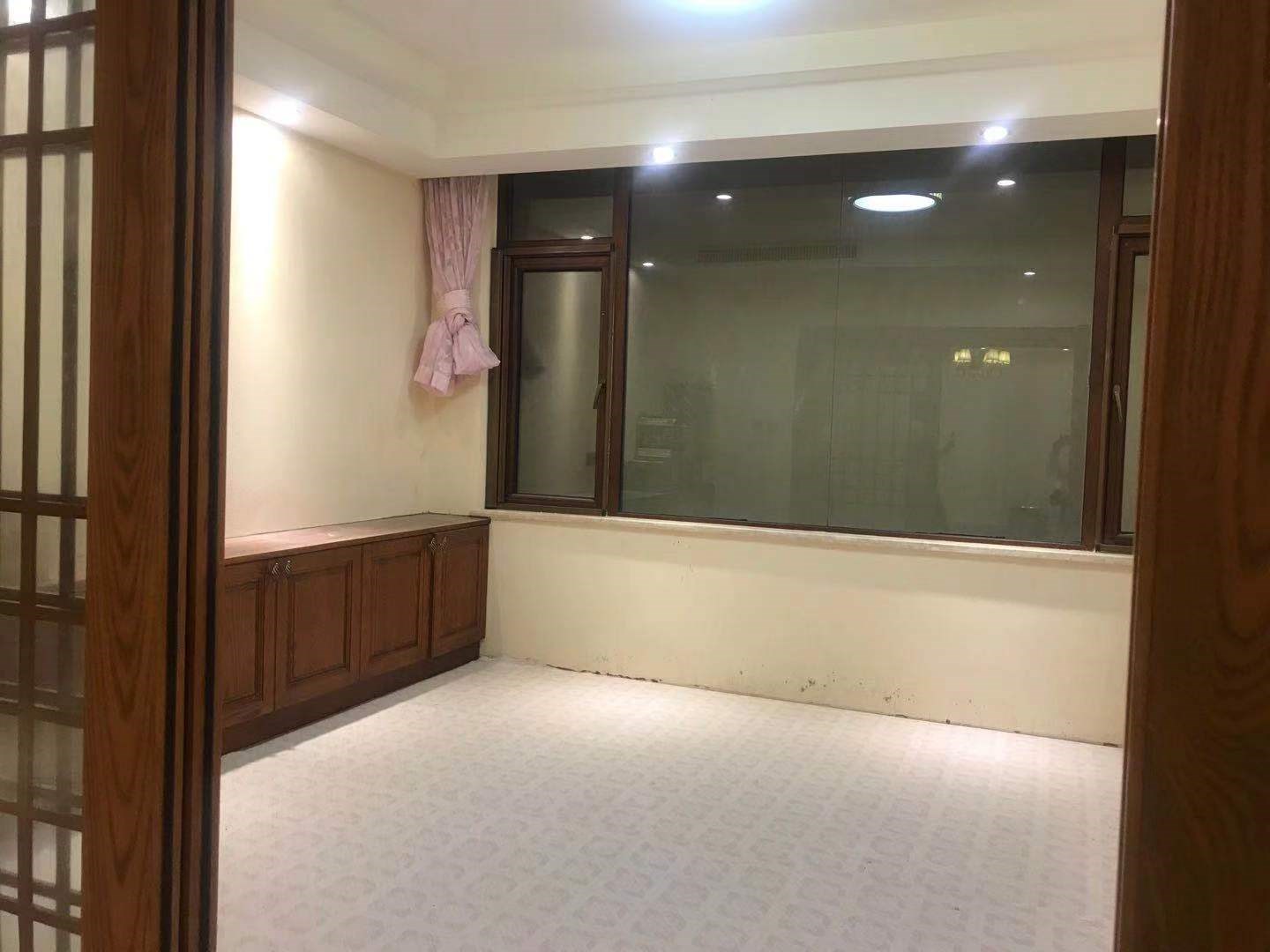 凤凰水城南岸别墅(御景天成) 5室2厅4卫 1150.0万 凤凰水城南岸别墅(御景天成) 5室2厅4卫 1150.0万客厅