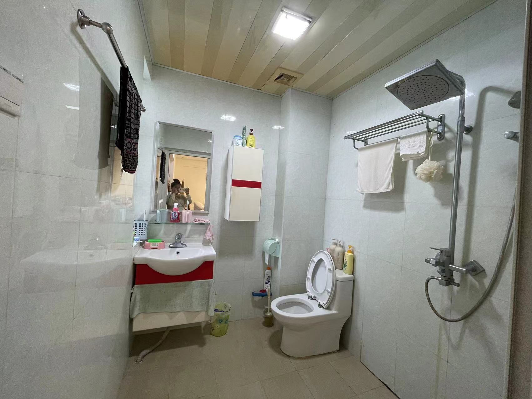 和兴家园 3室2厅2卫 300.0万 和兴家园 3室2厅2卫 300.0万客厅