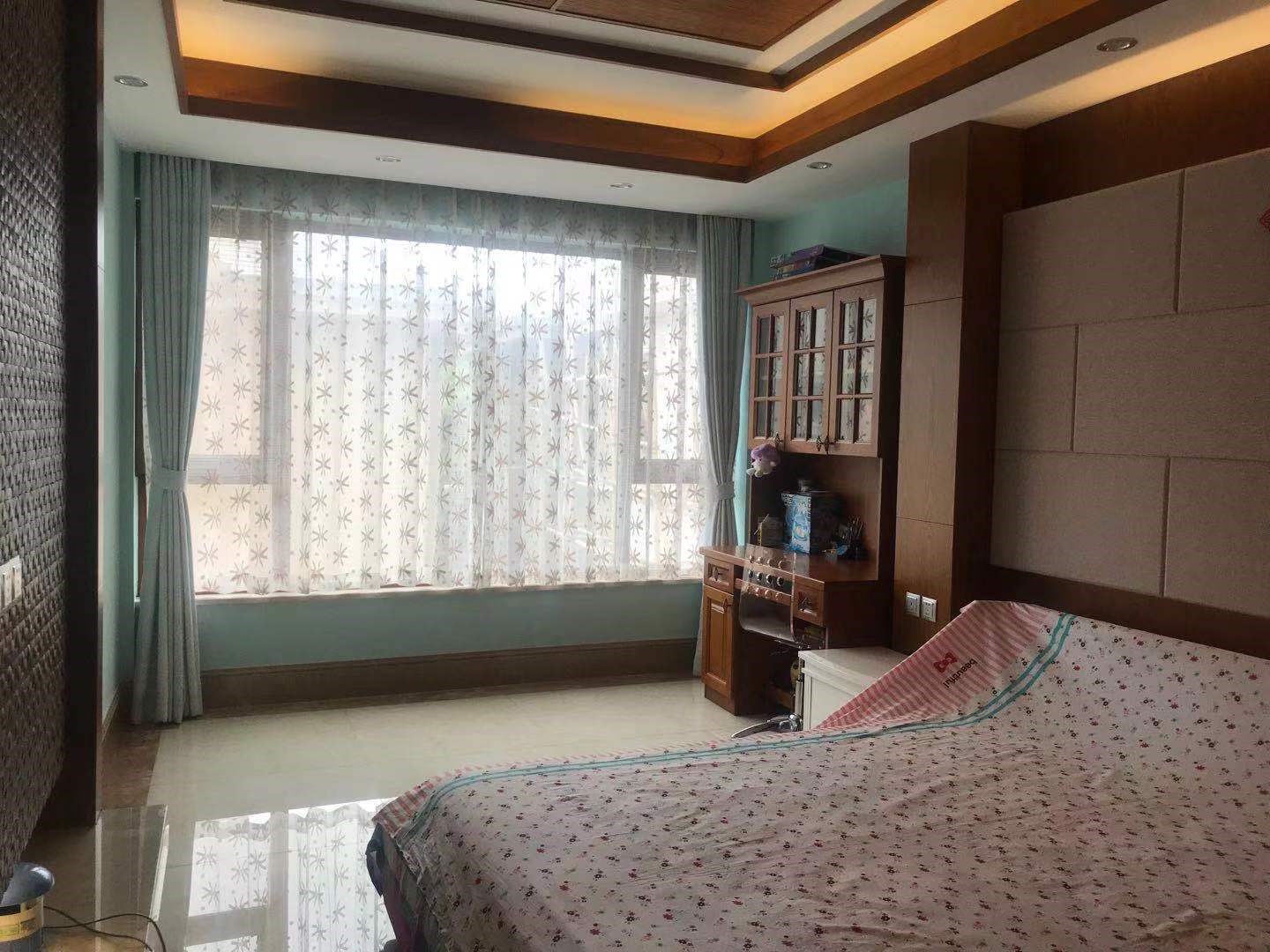 凤凰水城南岸别墅(御景天成) 5室2厅4卫 1150.0万 凤凰水城南岸别墅(御景天成) 5室2厅4卫 1150.0万客厅