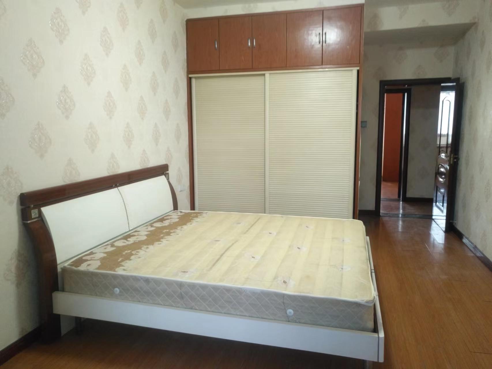 仁和小区  4室2厅2卫   1800.00元/月室内图