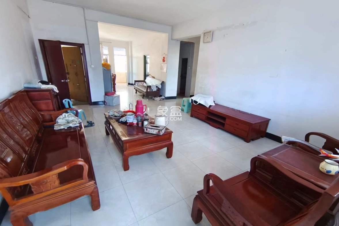 纺织品宿舍 3室2厅2卫 200.0万 纺织品宿舍 3室2厅2卫 200.0万客厅