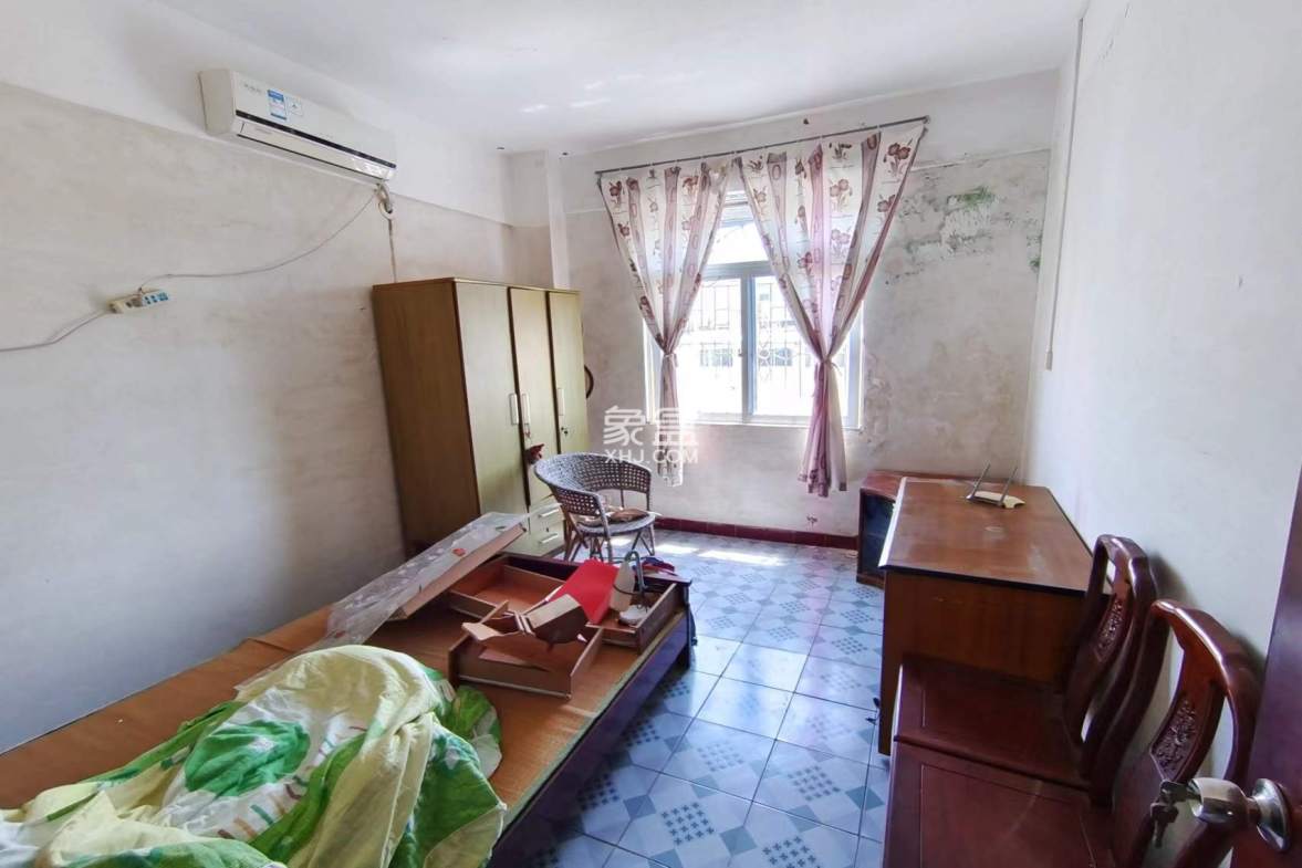 纺织品宿舍 3室2厅2卫 200.0万 纺织品宿舍 3室2厅2卫 200.0万客厅