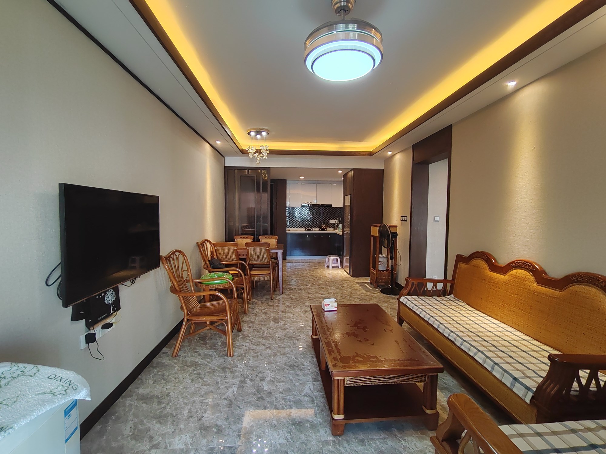 一山湖(一期)  2室2厅1卫    240.0万客厅