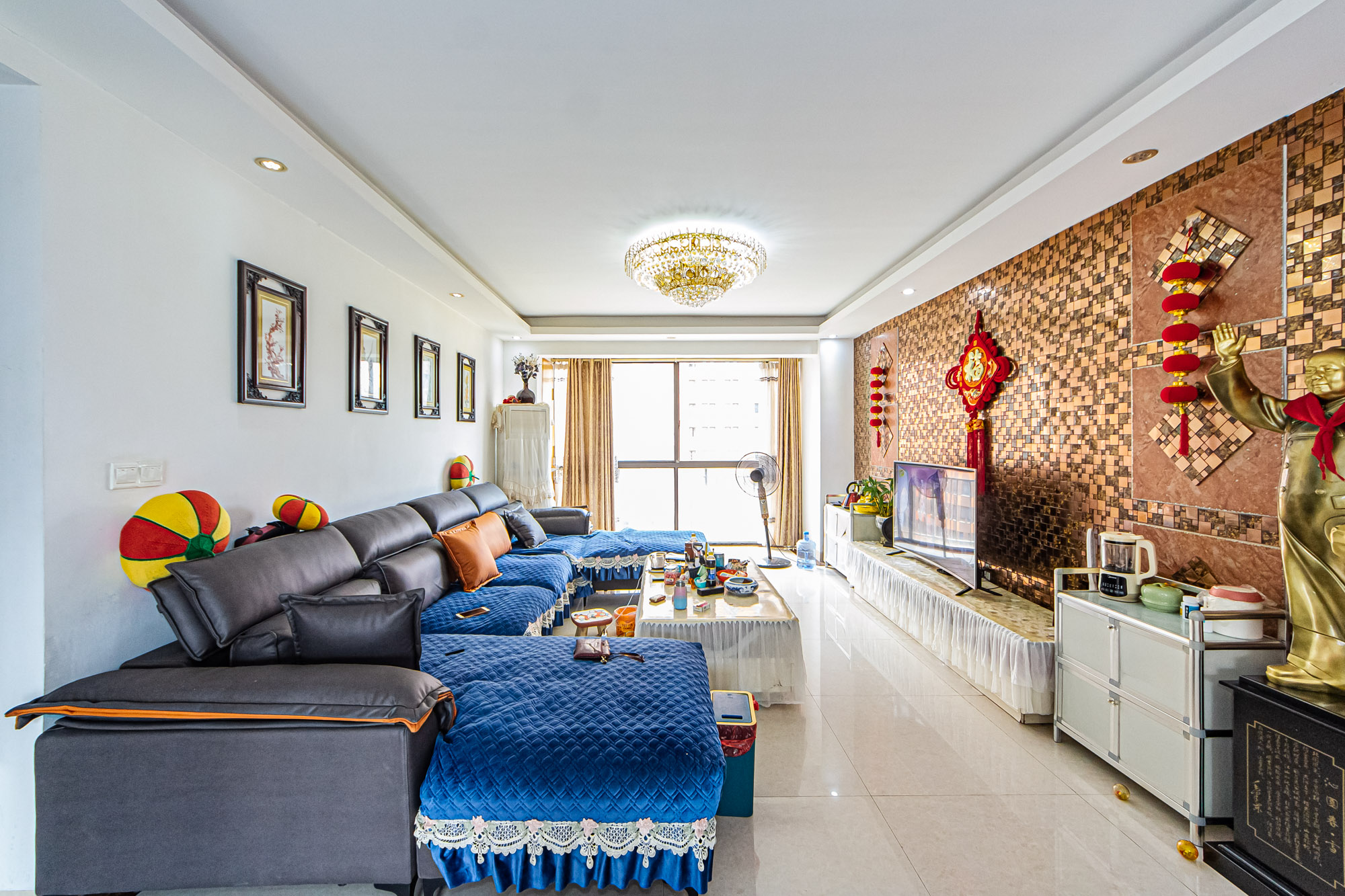 万国城(当代满庭春MOMA)一期 3室2厅2卫 110.0万 万国城(当代满庭春MOMA)一期 3室2厅2卫 110.0万客厅