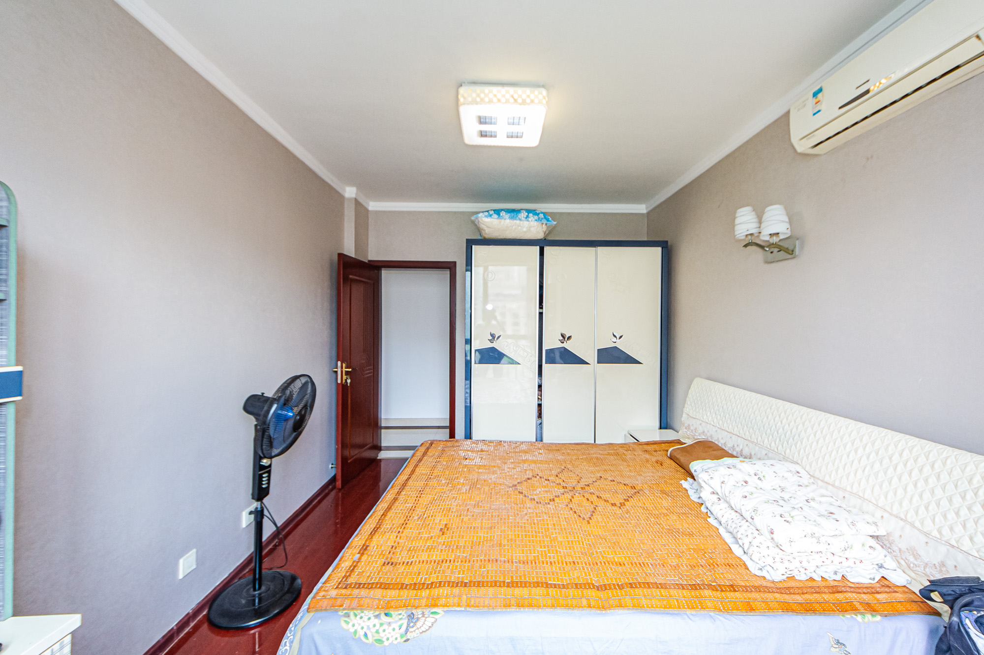 万国城(当代满庭春MOMA)一期 3室2厅2卫 110.0万 万国城(当代满庭春MOMA)一期 3室2厅2卫 110.0万卧室