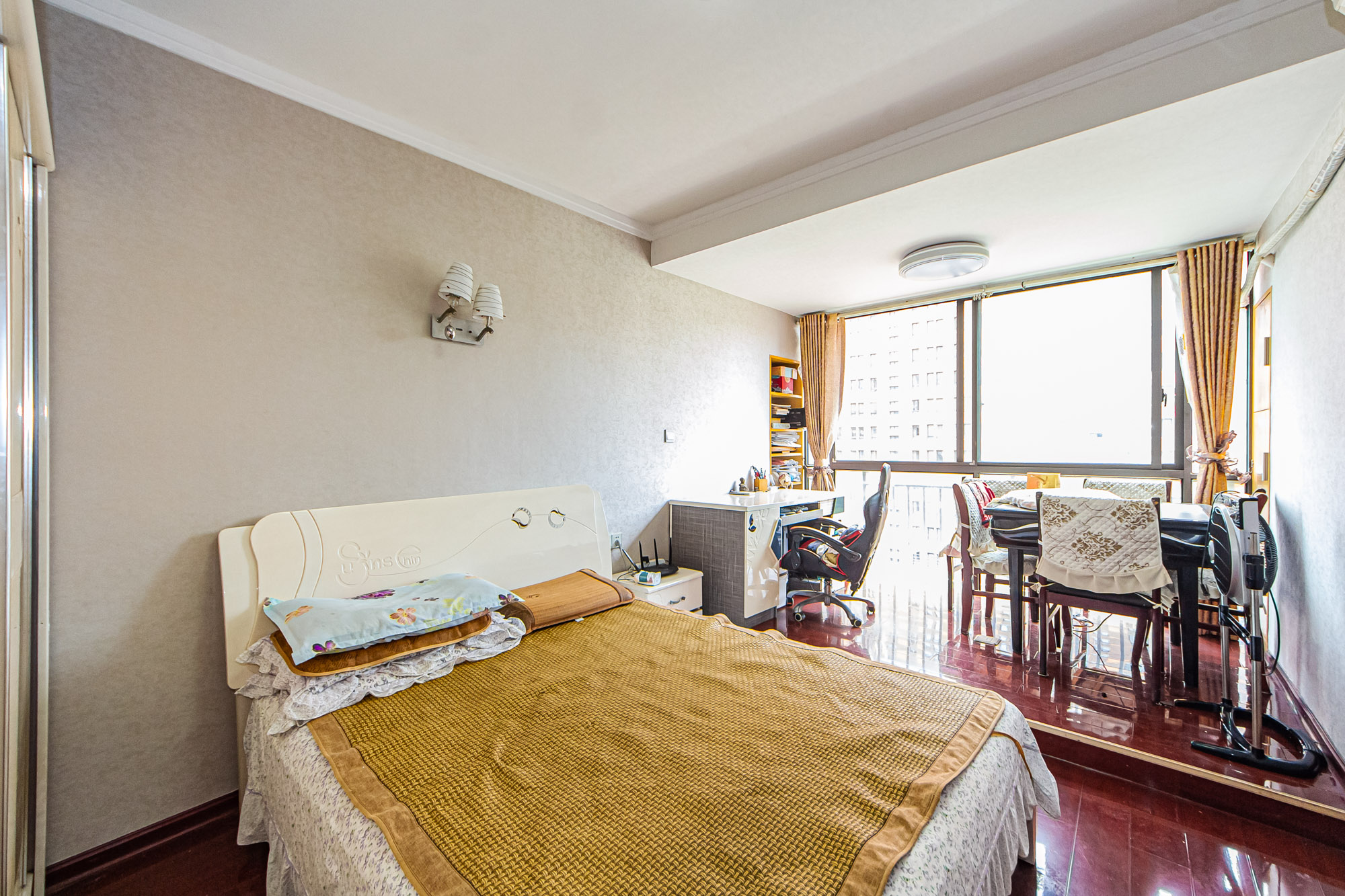 万国城(当代满庭春MOMA)一期 3室2厅2卫 110.0万 万国城(当代满庭春MOMA)一期 3室2厅2卫 110.0万卧室