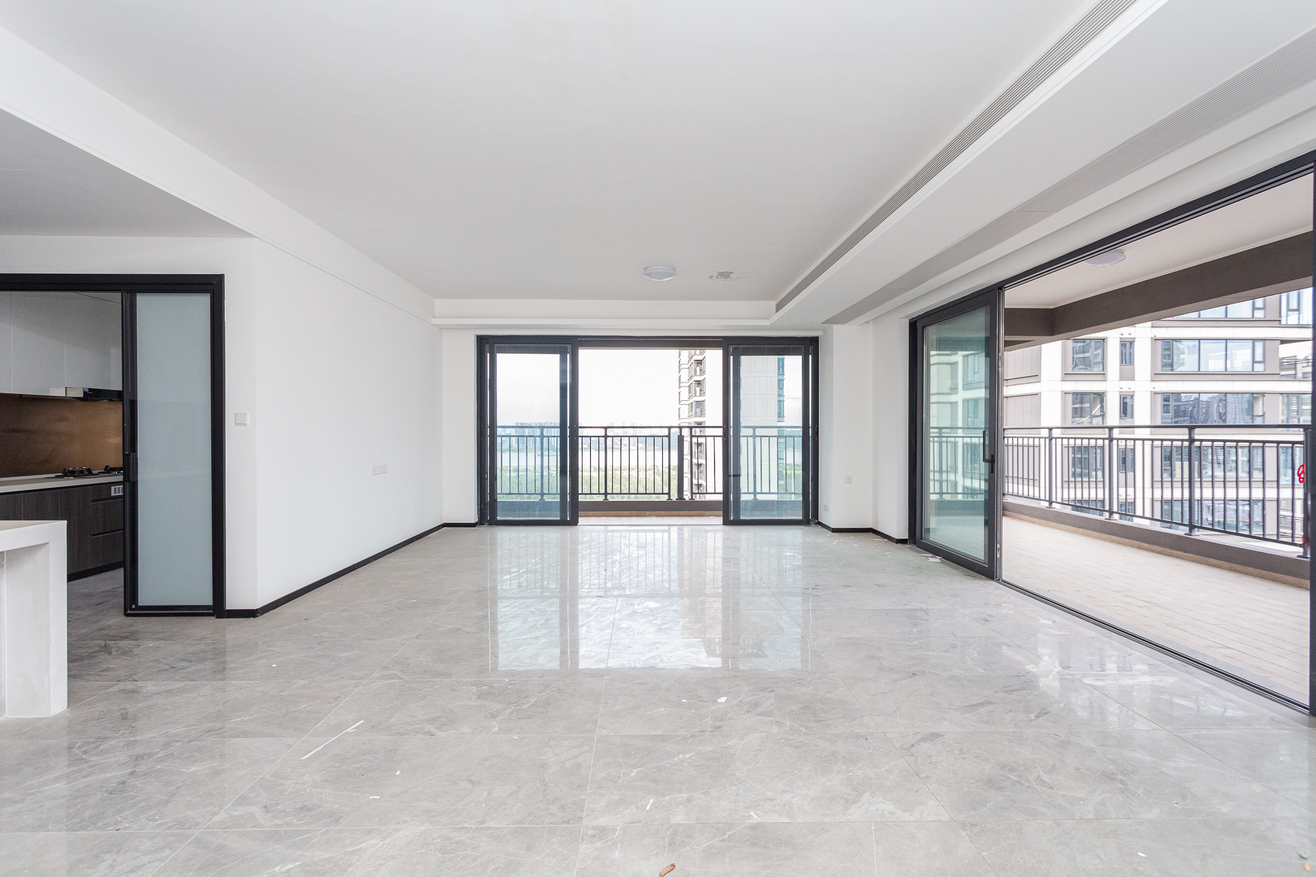 越秀湘江星汇城三期 4室2厅3卫 303.8万 越秀湘江星汇城三期 4室2厅3卫 303.8万客厅