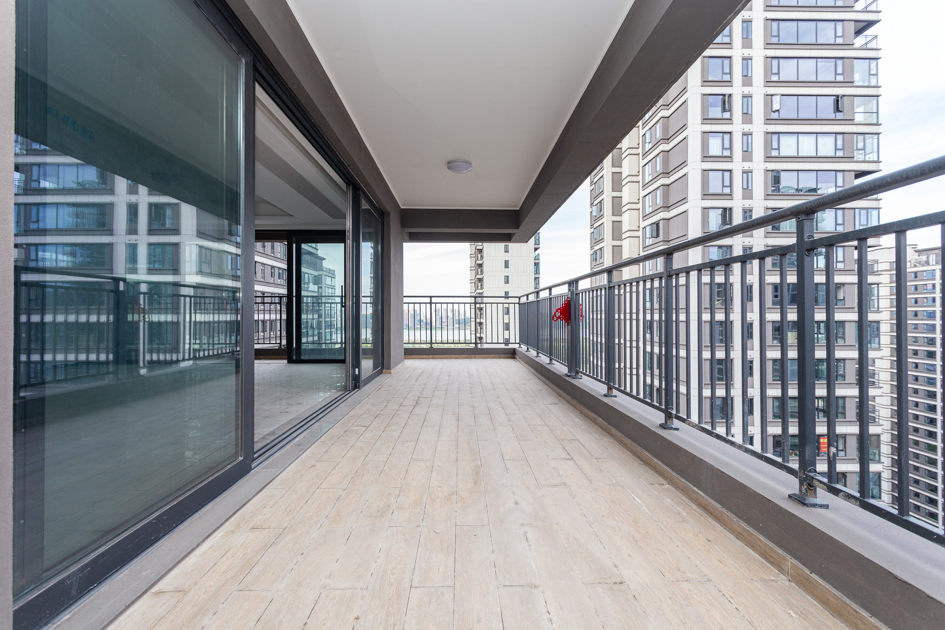 越秀湘江星汇城三期 4室2厅3卫 303.8万 越秀湘江星汇城三期 4室2厅3卫 303.8万阳台