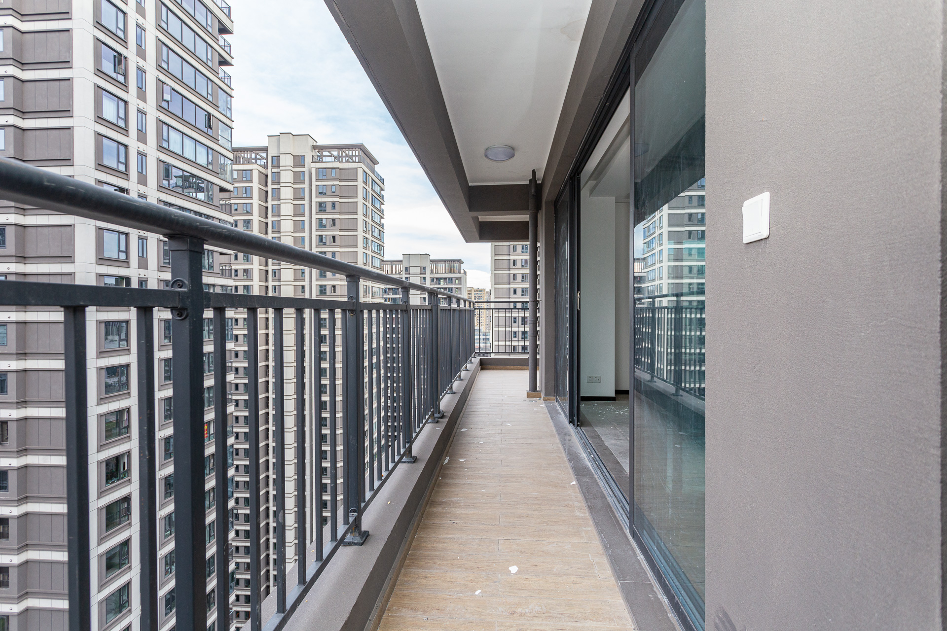 越秀湘江星汇城三期 4室2厅3卫 303.8万 越秀湘江星汇城三期 4室2厅3卫 303.8万阳台