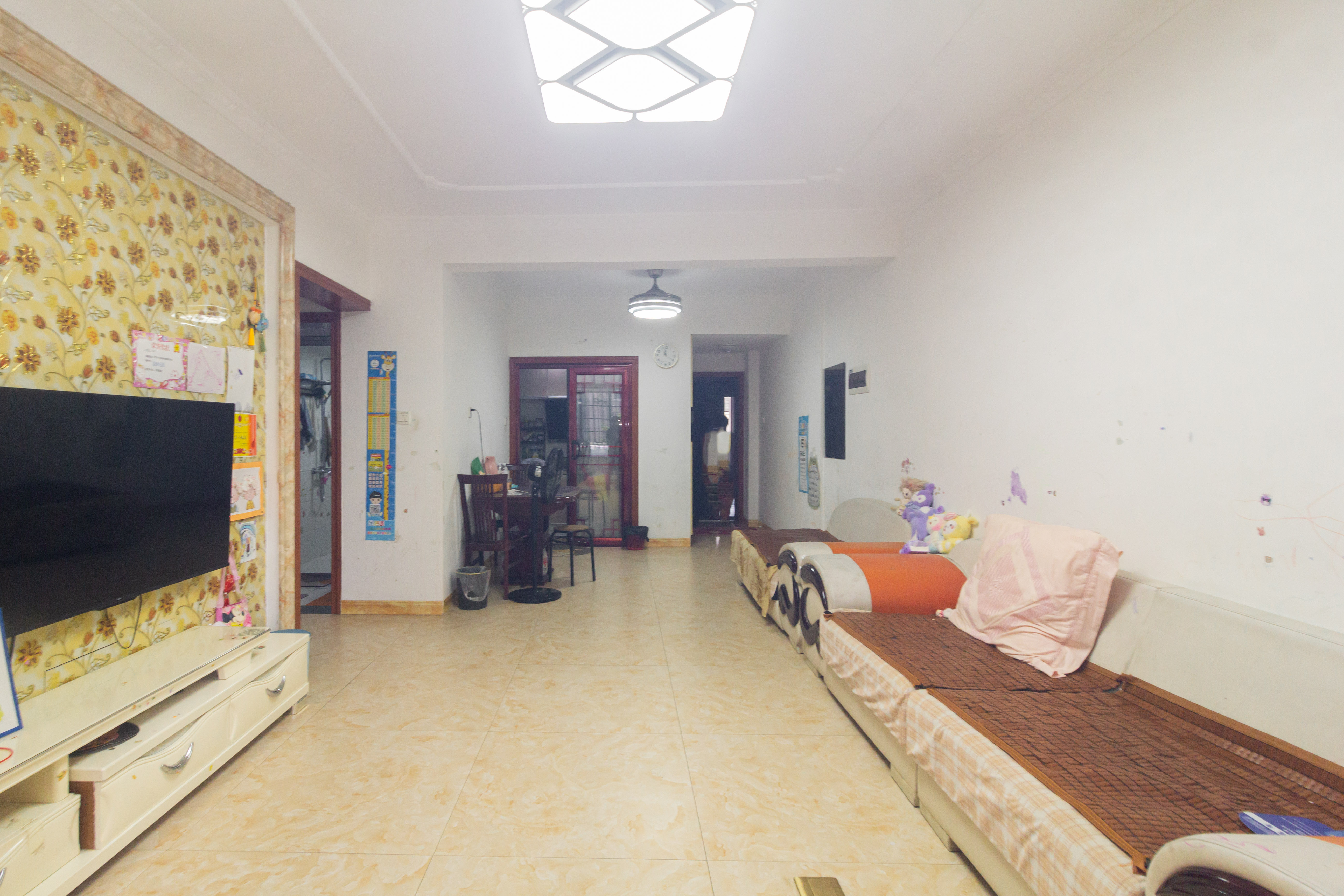 辉宏橄榄城  3室2厅1卫    66.0万 辉宏橄榄城  3室2厅1卫    66.0万客厅