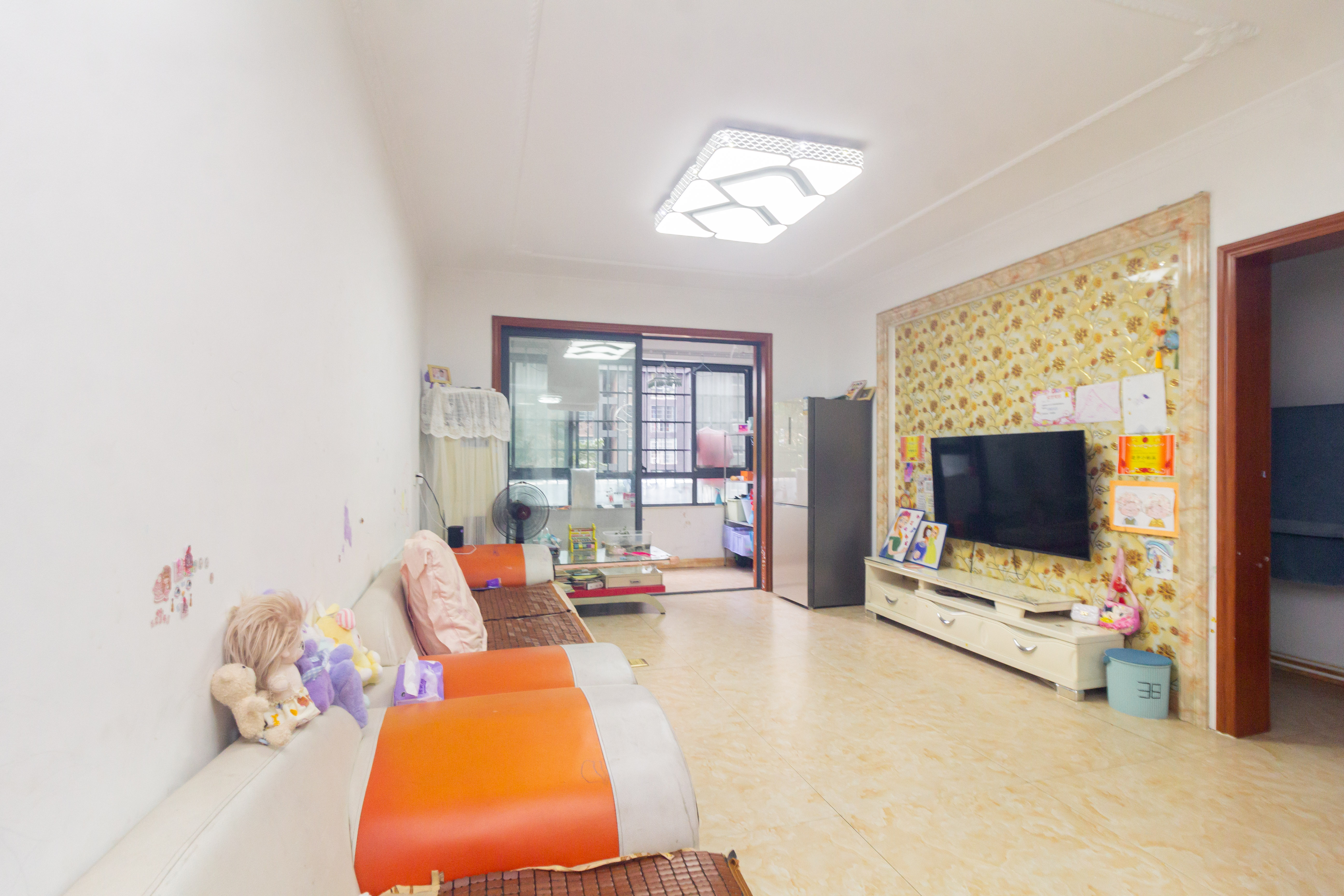 辉宏橄榄城  3室2厅1卫    66.0万 辉宏橄榄城  3室2厅1卫    66.0万客厅