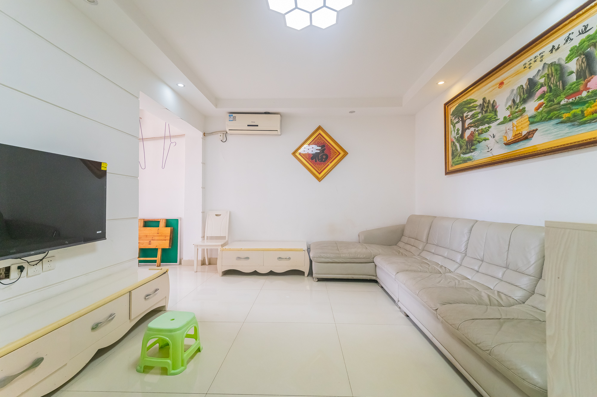 深业睿城  3室2厅1卫    59.8万 深业睿城  3室2厅1卫    59.8万客厅