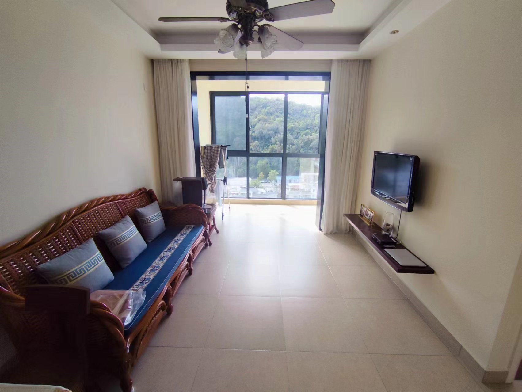 三亚山水国际(一、二期) 2室2厅1卫 175.0万 三亚山水国际(一、二期) 2室2厅1卫 175.0万客厅