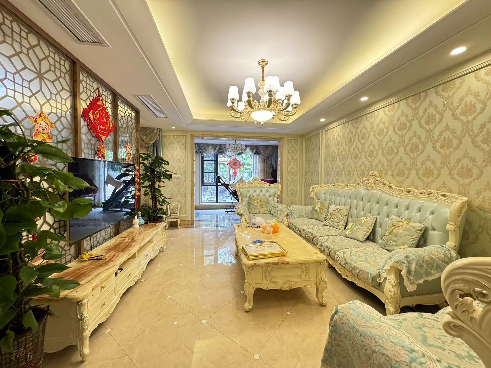 翠屏凤凰水城左岸  4室2厅4卫    1050.0万 翠屏凤凰水城左岸  4室2厅4卫    1050.0万客厅