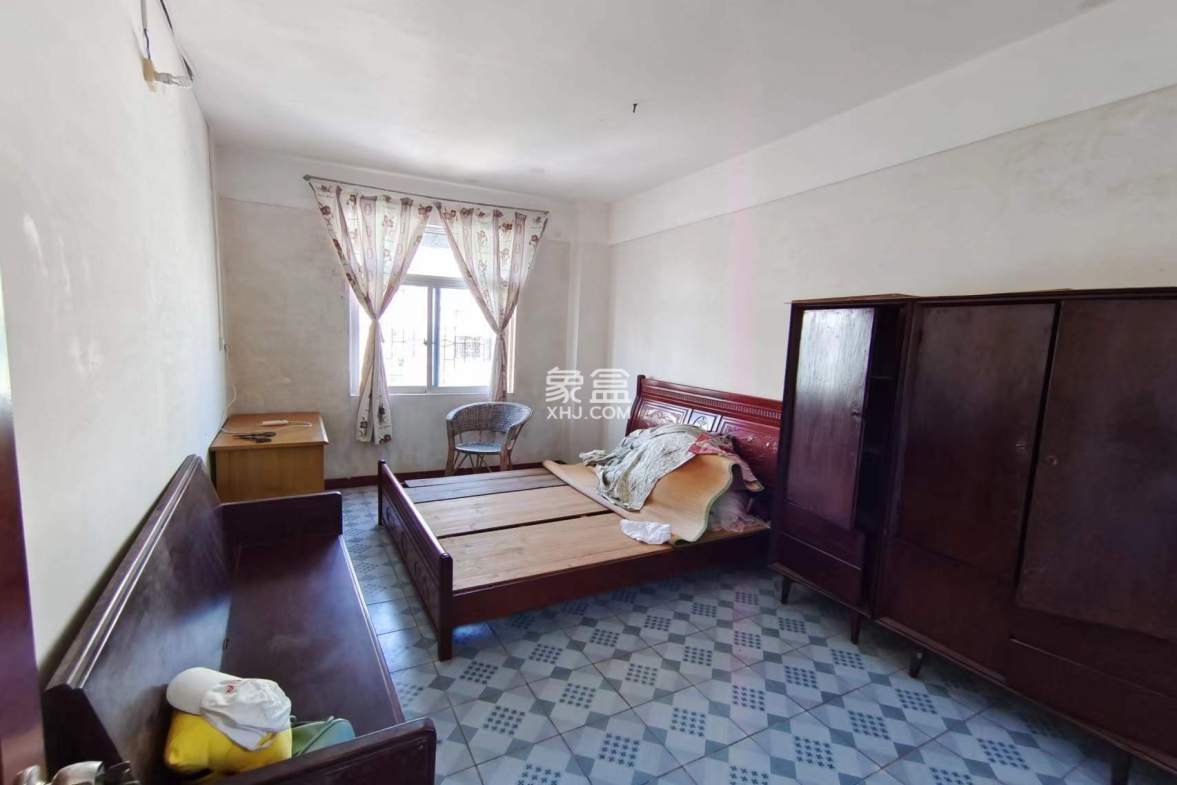 纺织品宿舍 3室2厅2卫 200.0万 纺织品宿舍 3室2厅2卫 200.0万客厅