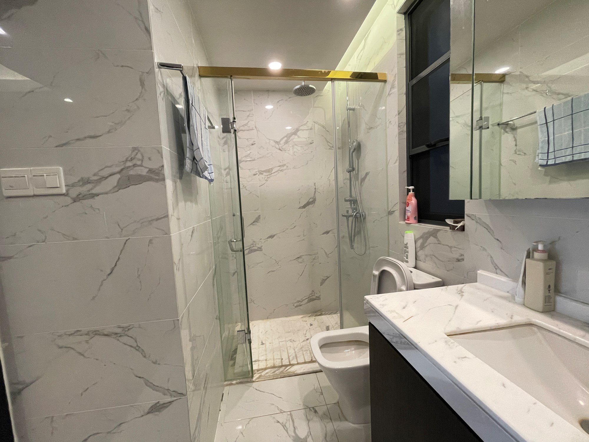 鸿洲天玺 4室2厅3卫 1260.0万 鸿洲天玺 4室2厅3卫 1260.0万客厅