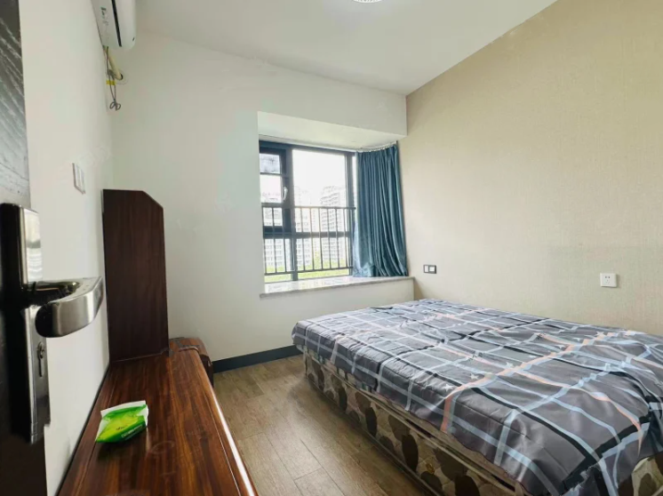 一山湖(一期) 3室2厅2卫 350.0万 一山湖(一期) 3室2厅2卫 350.0万客厅