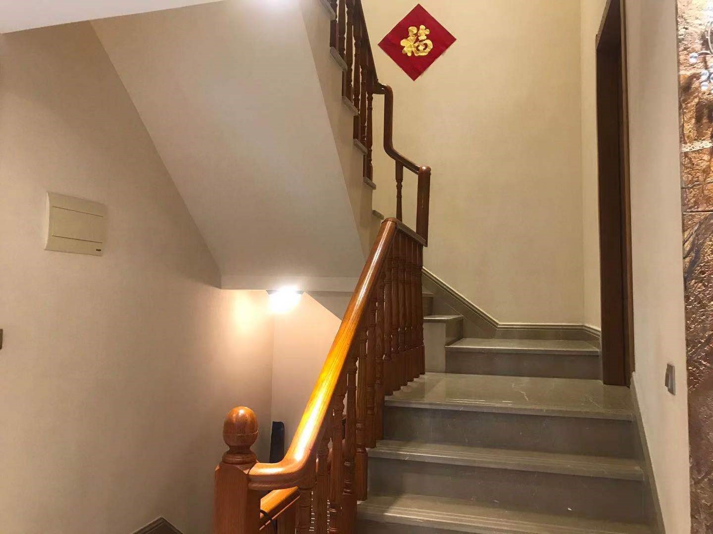 凤凰水城南岸别墅(御景天成) 5室2厅4卫 1150.0万 凤凰水城南岸别墅(御景天成) 5室2厅4卫 1150.0万客厅