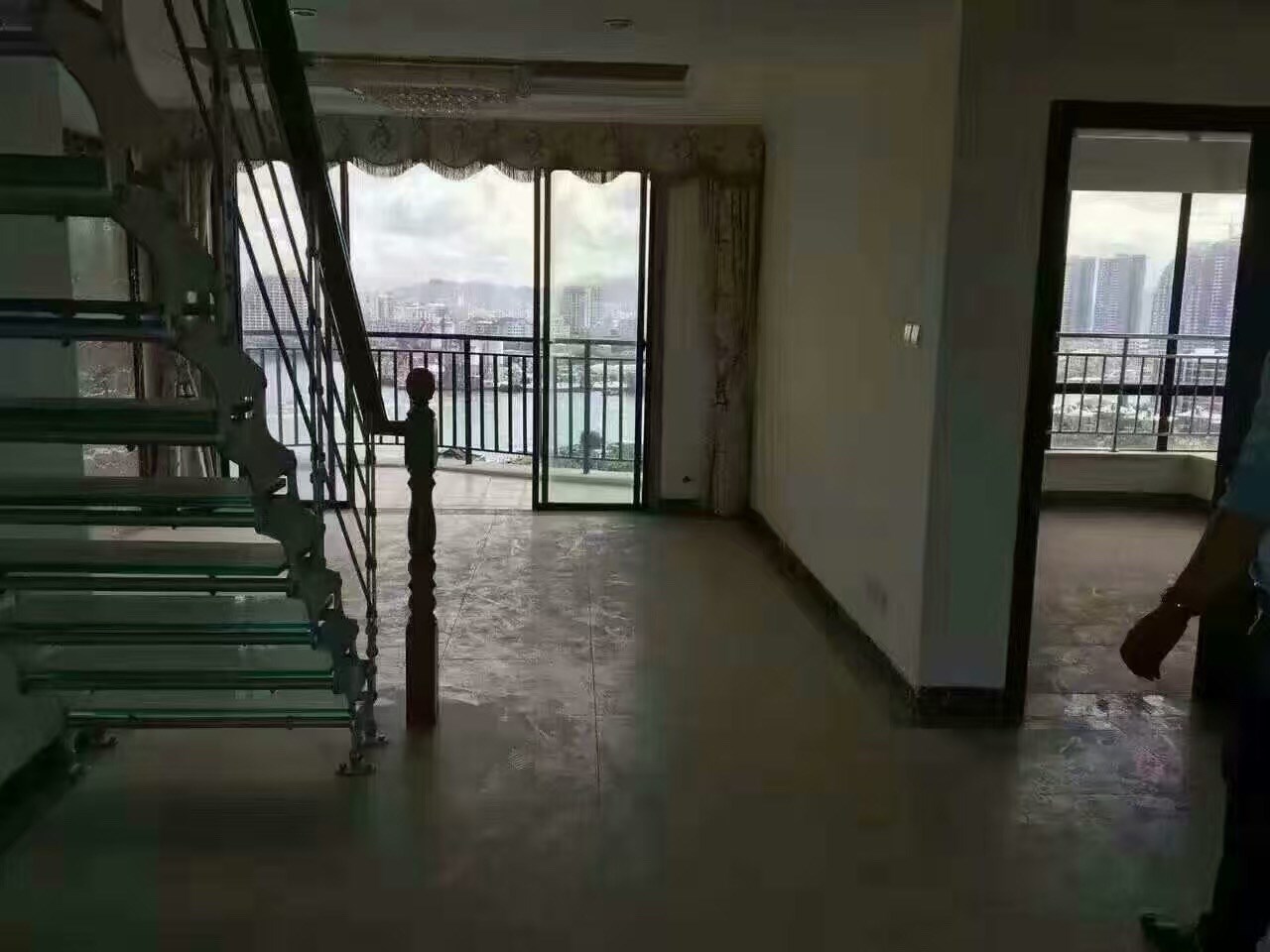威尼斯蓝湾  3室2厅2卫    360.0万客厅