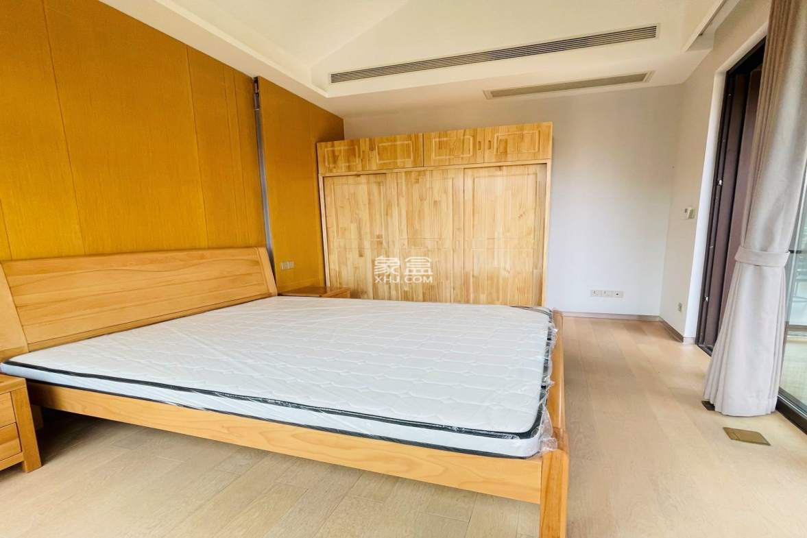 凤凰水城南岸别墅(御景天成) 5室2厅4卫 1150.0万 凤凰水城南岸别墅(御景天成) 5室2厅4卫 1150.0万客厅