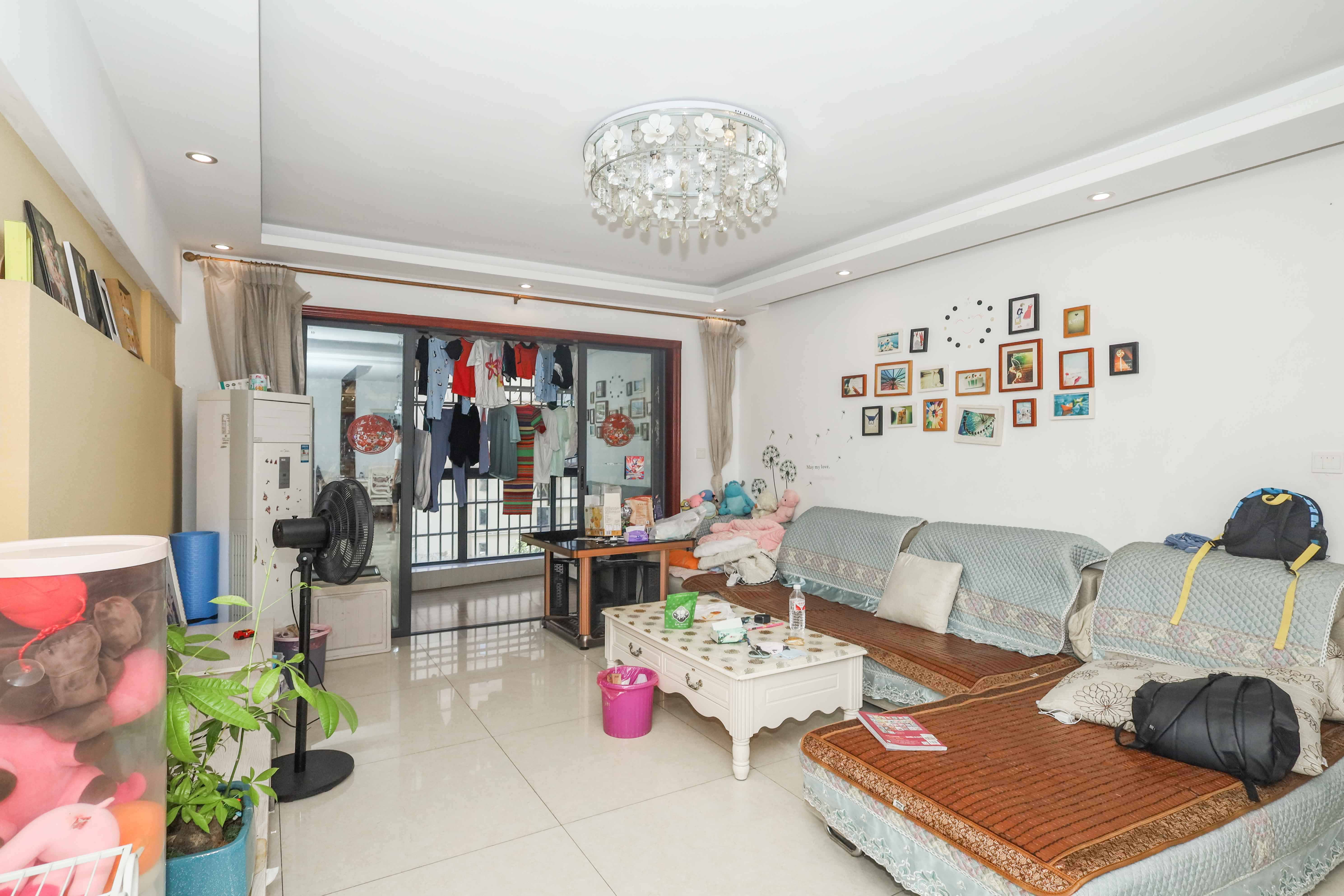 保利麓谷林语C区 4室2厅2卫 129.0万 保利麓谷林语C区 4室2厅2卫 129.0万客厅