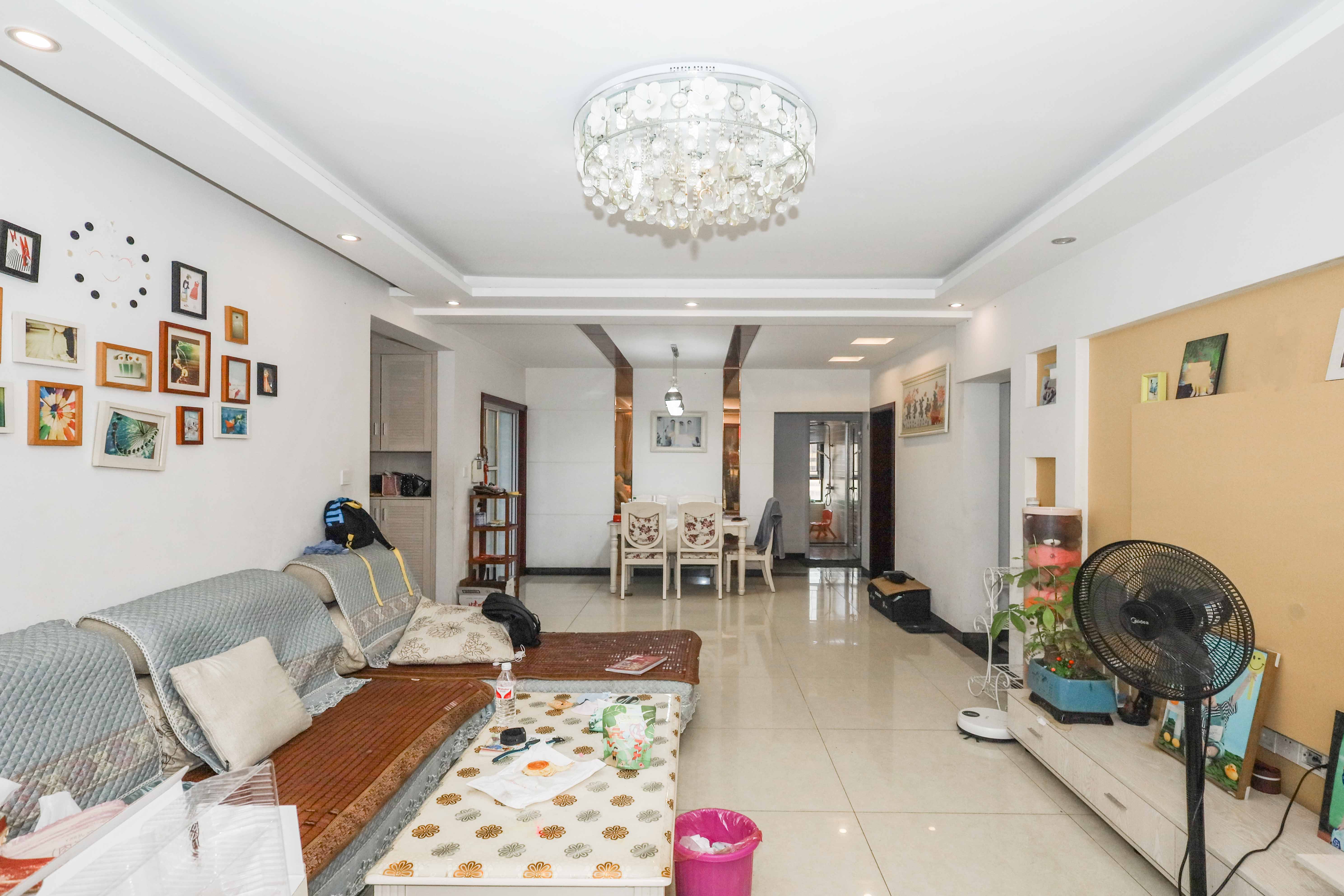 保利麓谷林语C区 4室2厅2卫 129.0万 保利麓谷林语C区 4室2厅2卫 129.0万客厅