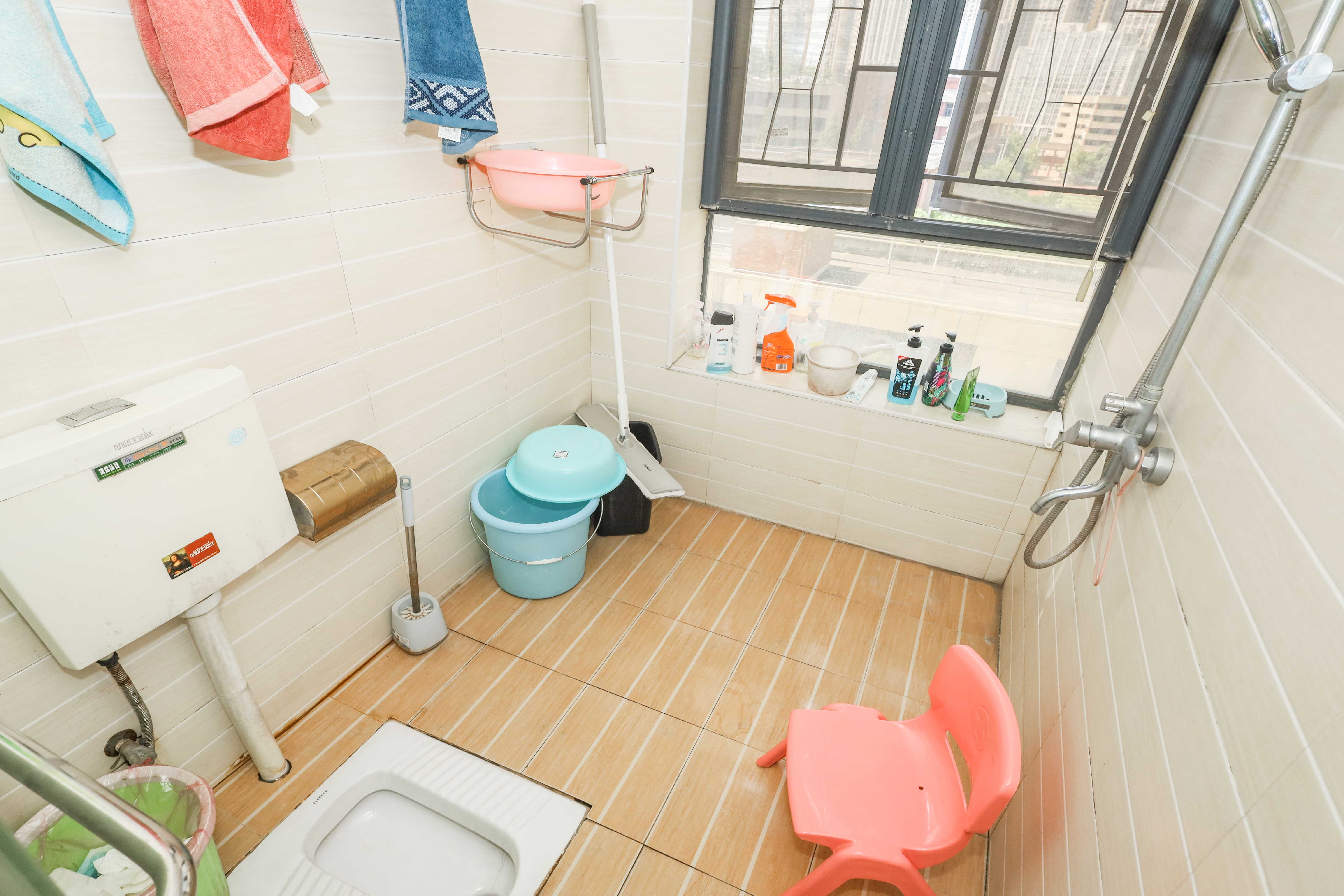 保利麓谷林语C区 4室2厅2卫 129.0万 保利麓谷林语C区 4室2厅2卫 129.0万卫生间