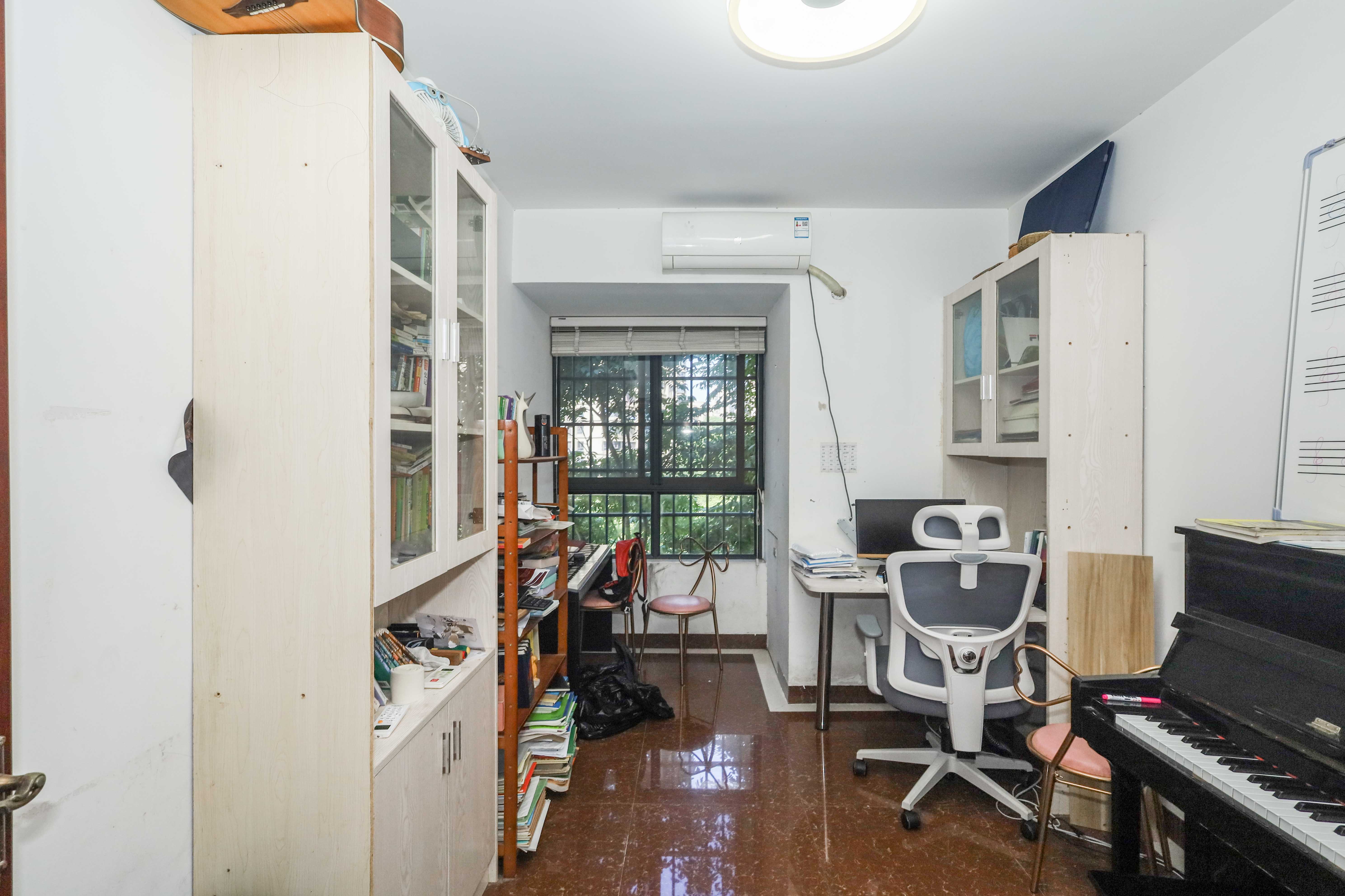 保利麓谷林语C区 4室2厅2卫 129.0万 保利麓谷林语C区 4室2厅2卫 129.0万卧室