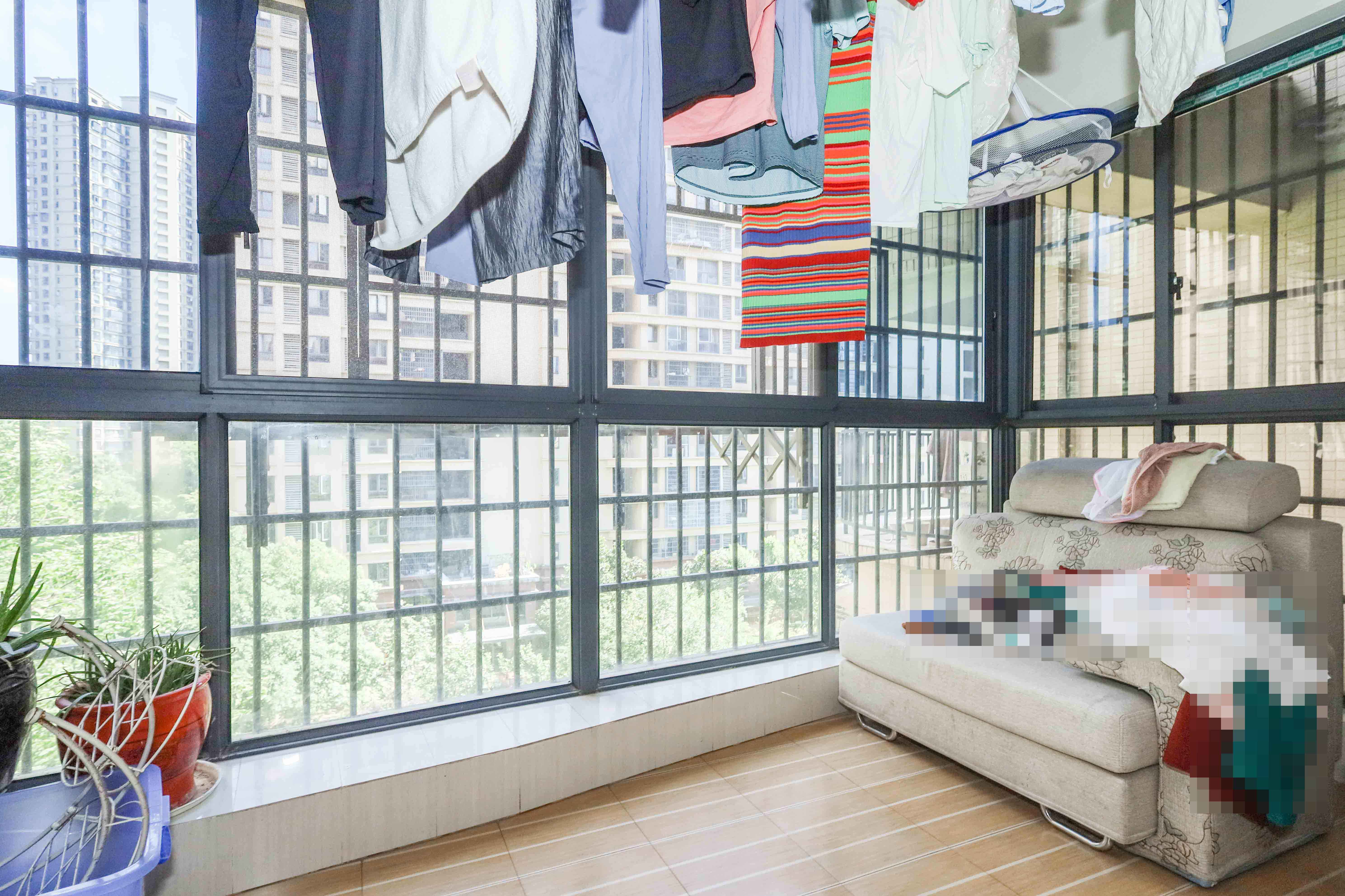 保利麓谷林语C区 4室2厅2卫 129.0万 保利麓谷林语C区 4室2厅2卫 129.0万阳台