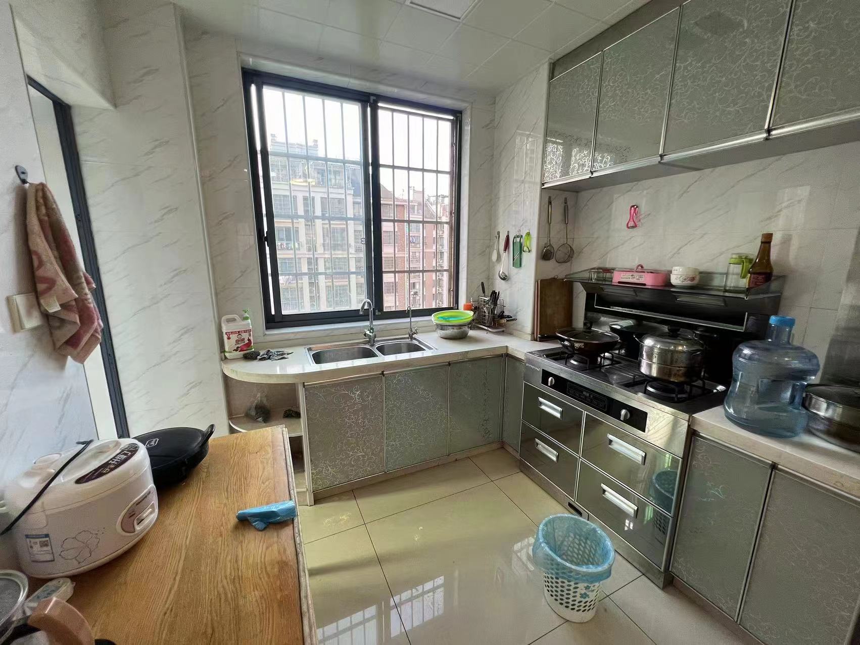 天泉一品 3室2厅2卫 59.0万 天泉一品 3室2厅2卫 59.0万客厅