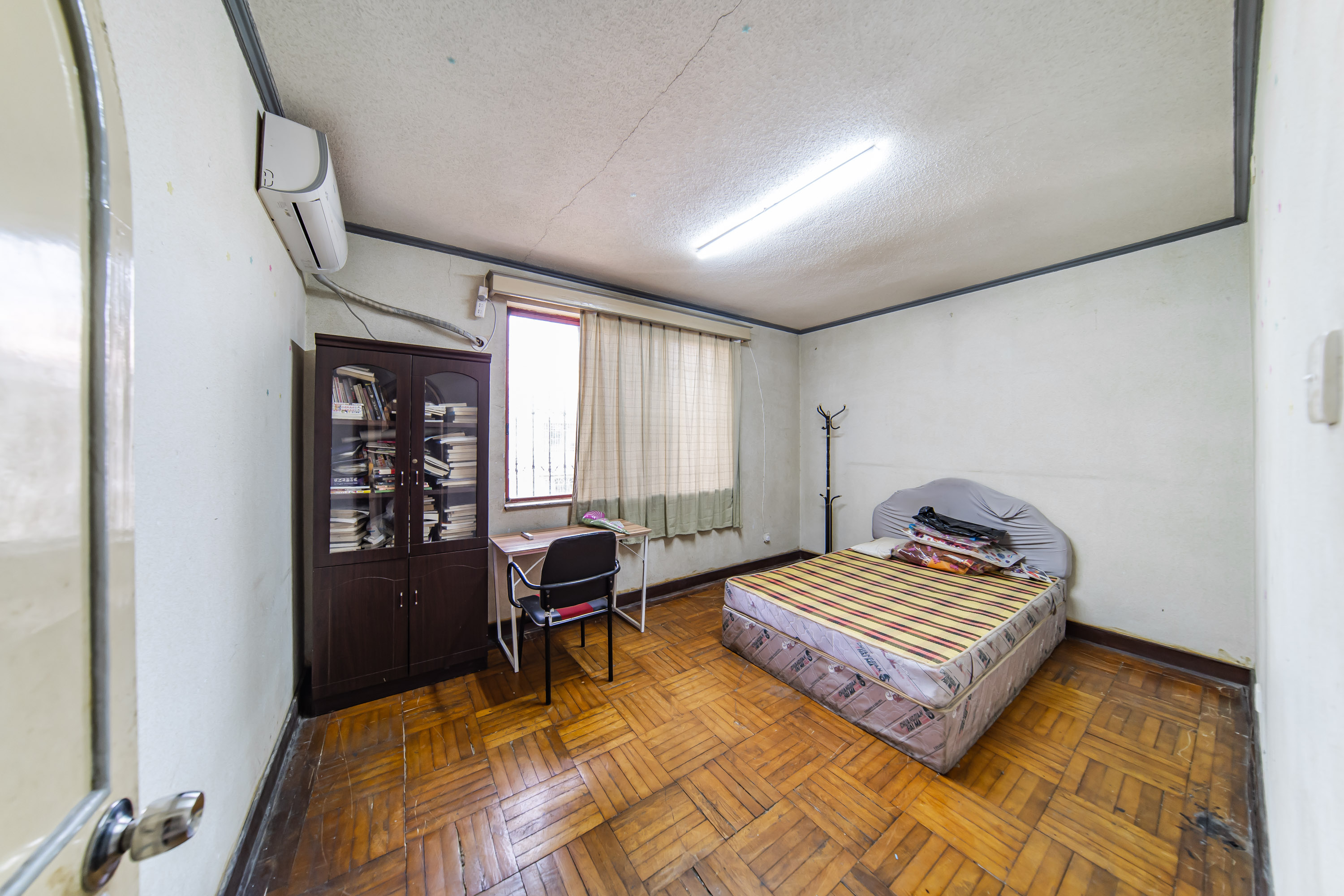 华侨二村  3室2厅2卫   130.00万卧室