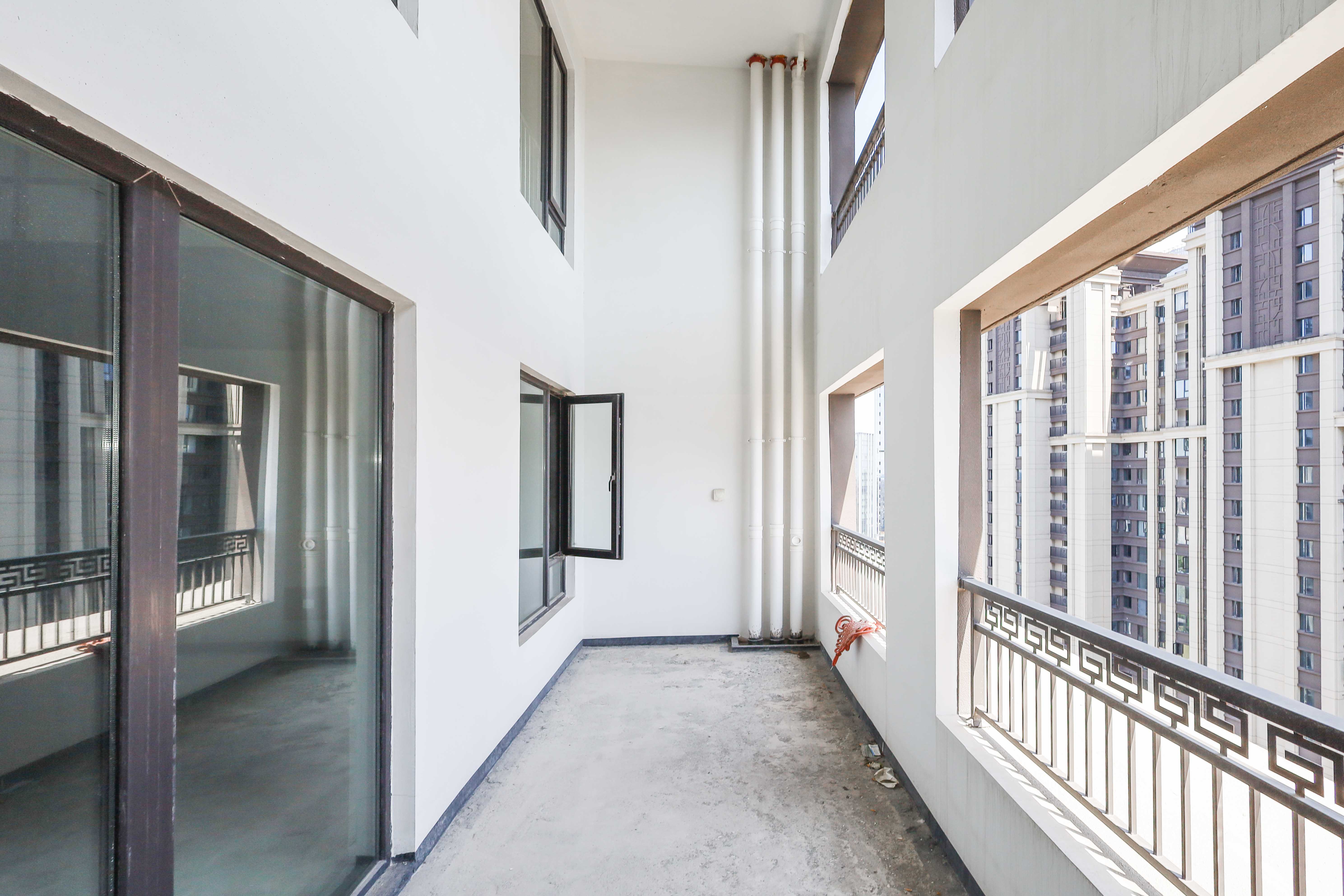 建发央著  4室2厅2卫   360.00万阳台