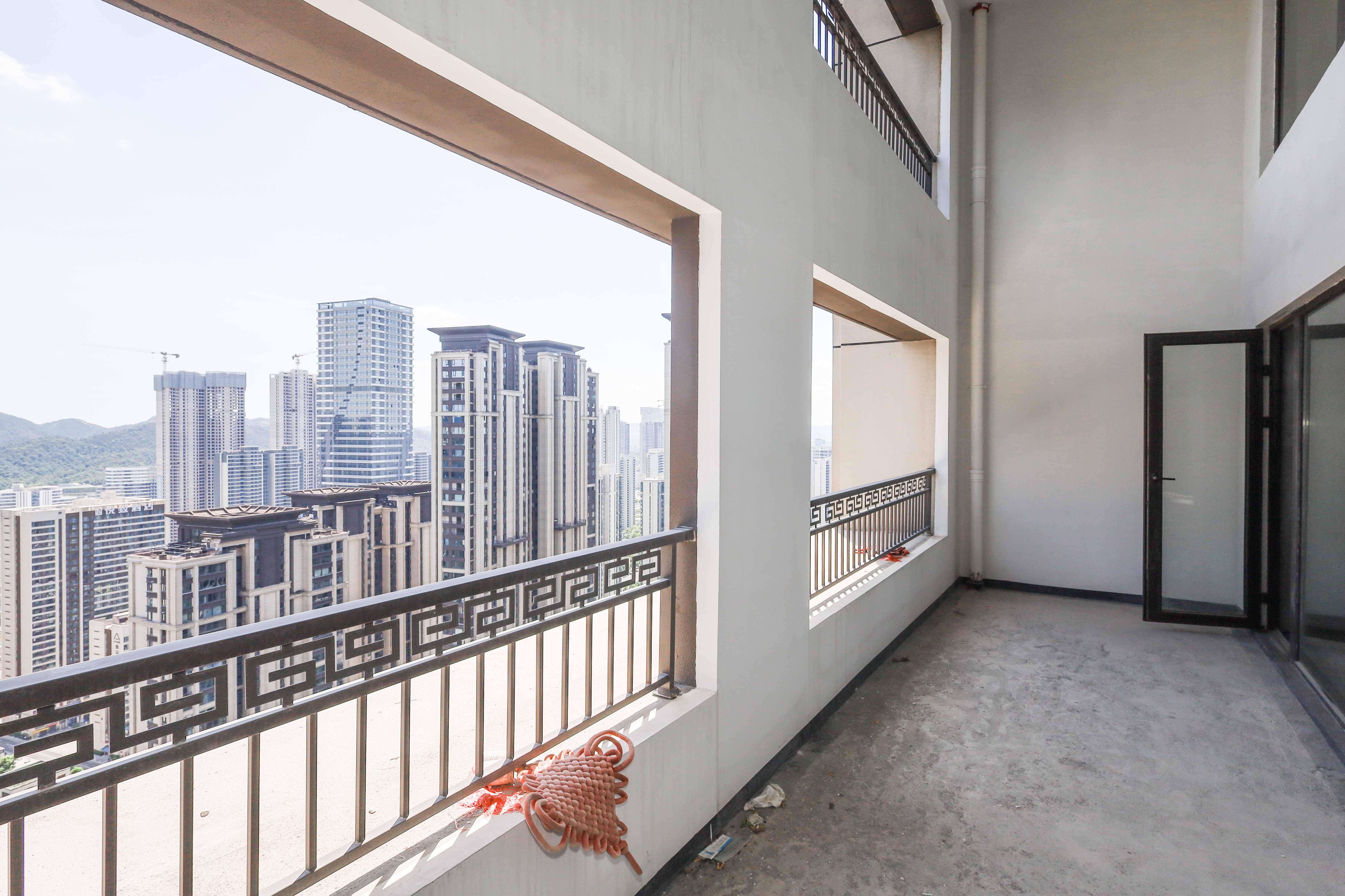 建发央著  4室2厅2卫   360.00万阳台