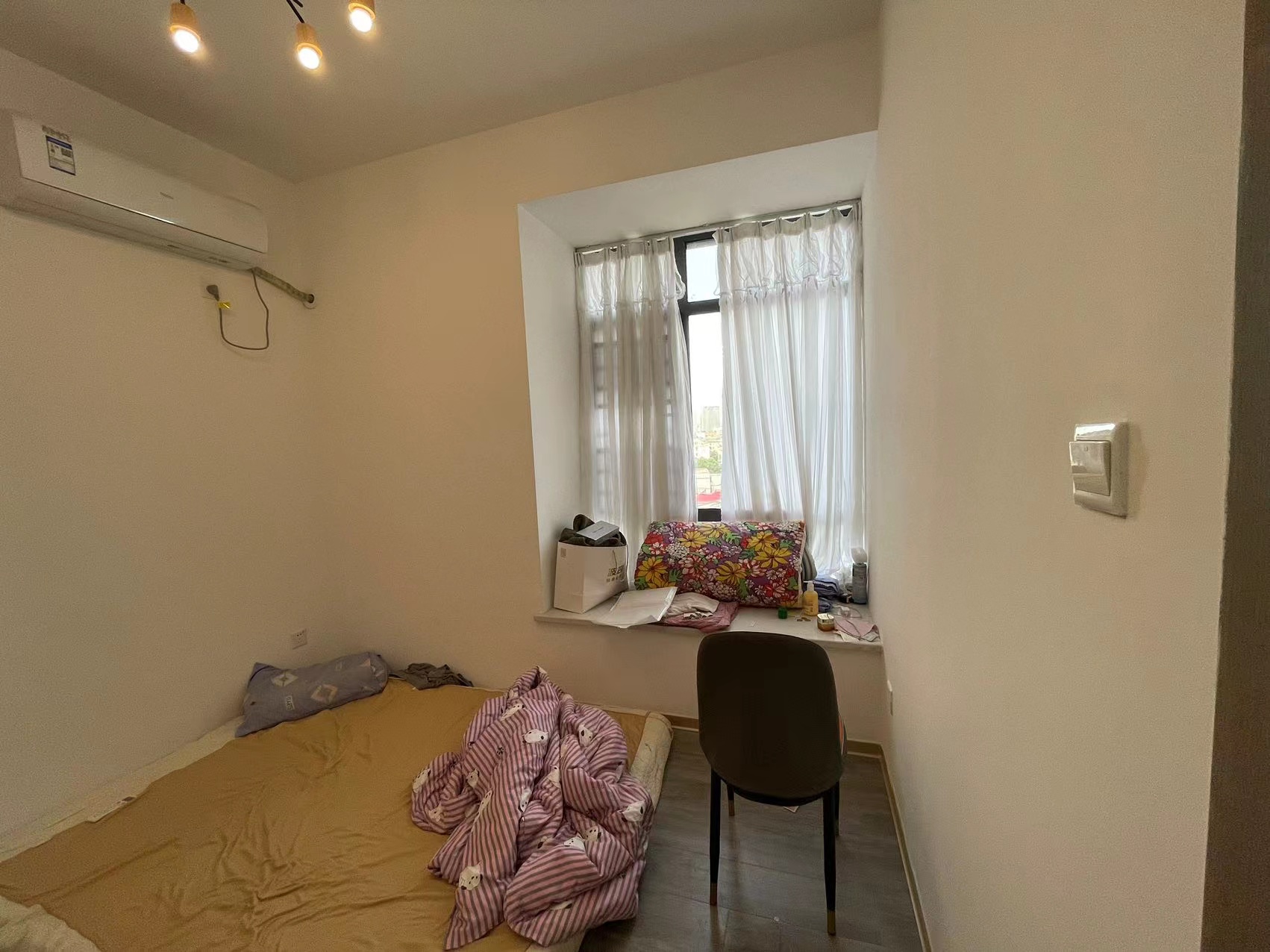 流金岁月-华晨国际 3室2厅1卫 60.00万 流金岁月-华晨国际 3室2厅1卫 60.00万客厅